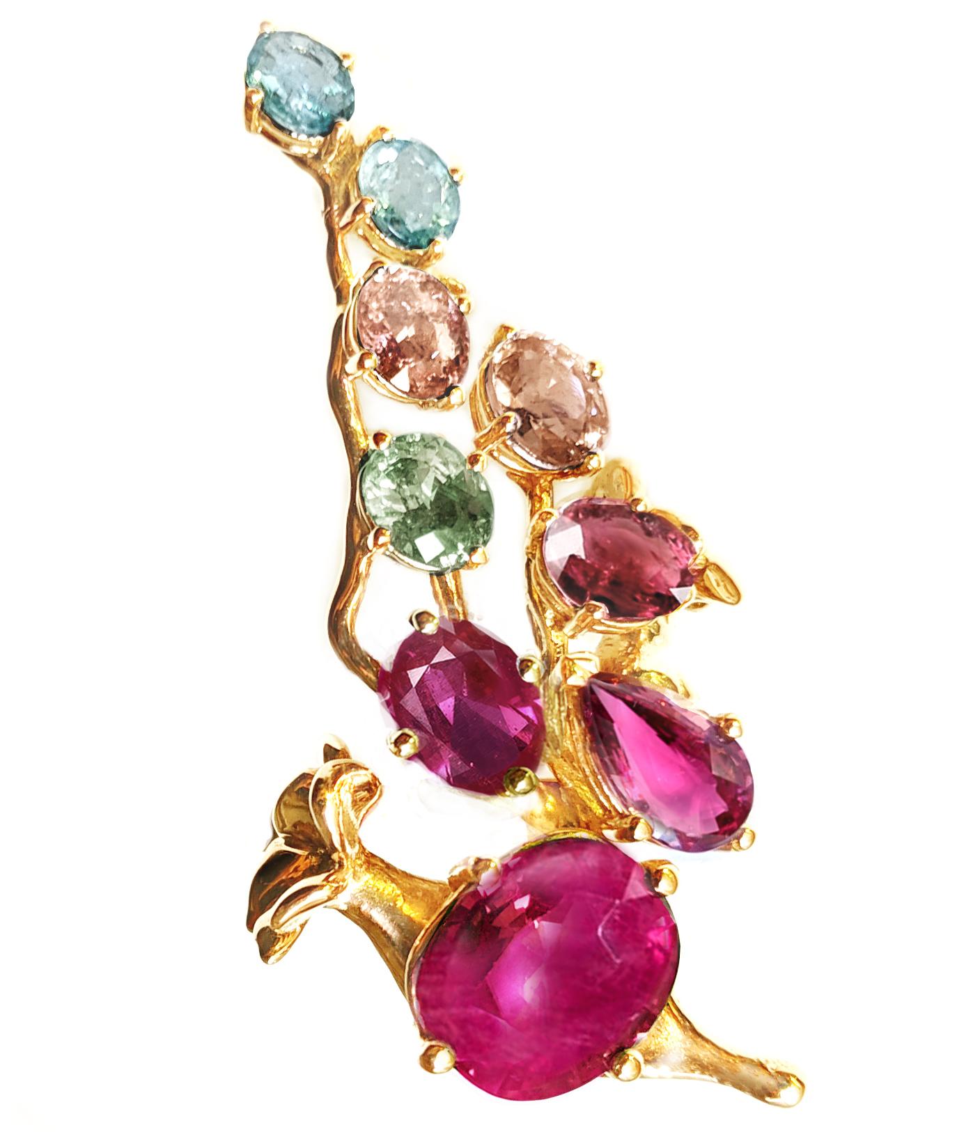 Yellow Gold Contemporary Rubies Brooch with Sapphires and Malaya Garnets In New Condition For Sale In Berlin, DE