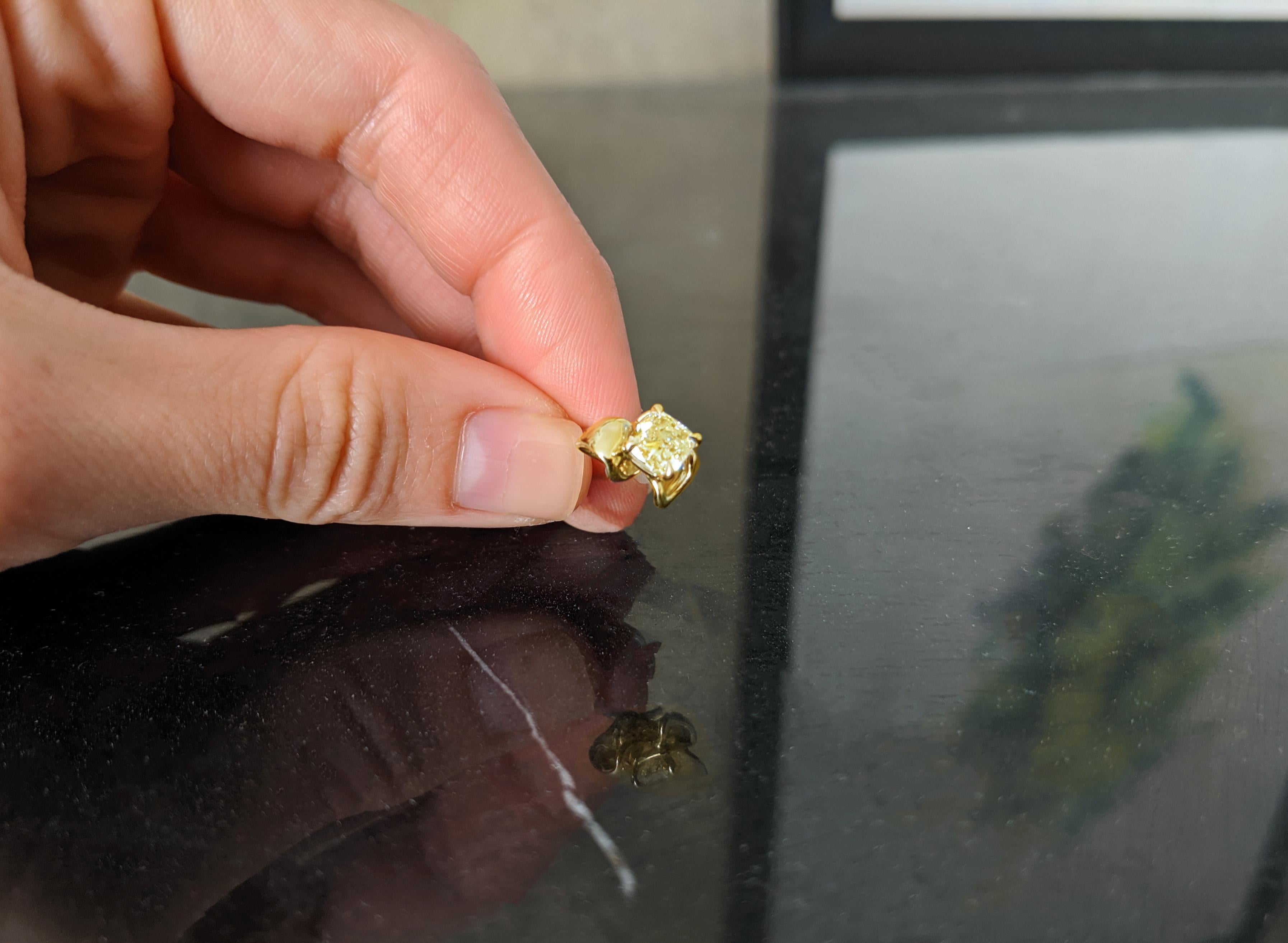 Eighteen Karat Gold Contemporary Stud Earrings with Two Carats Yellow Diamonds In New Condition For Sale In Berlin, DE