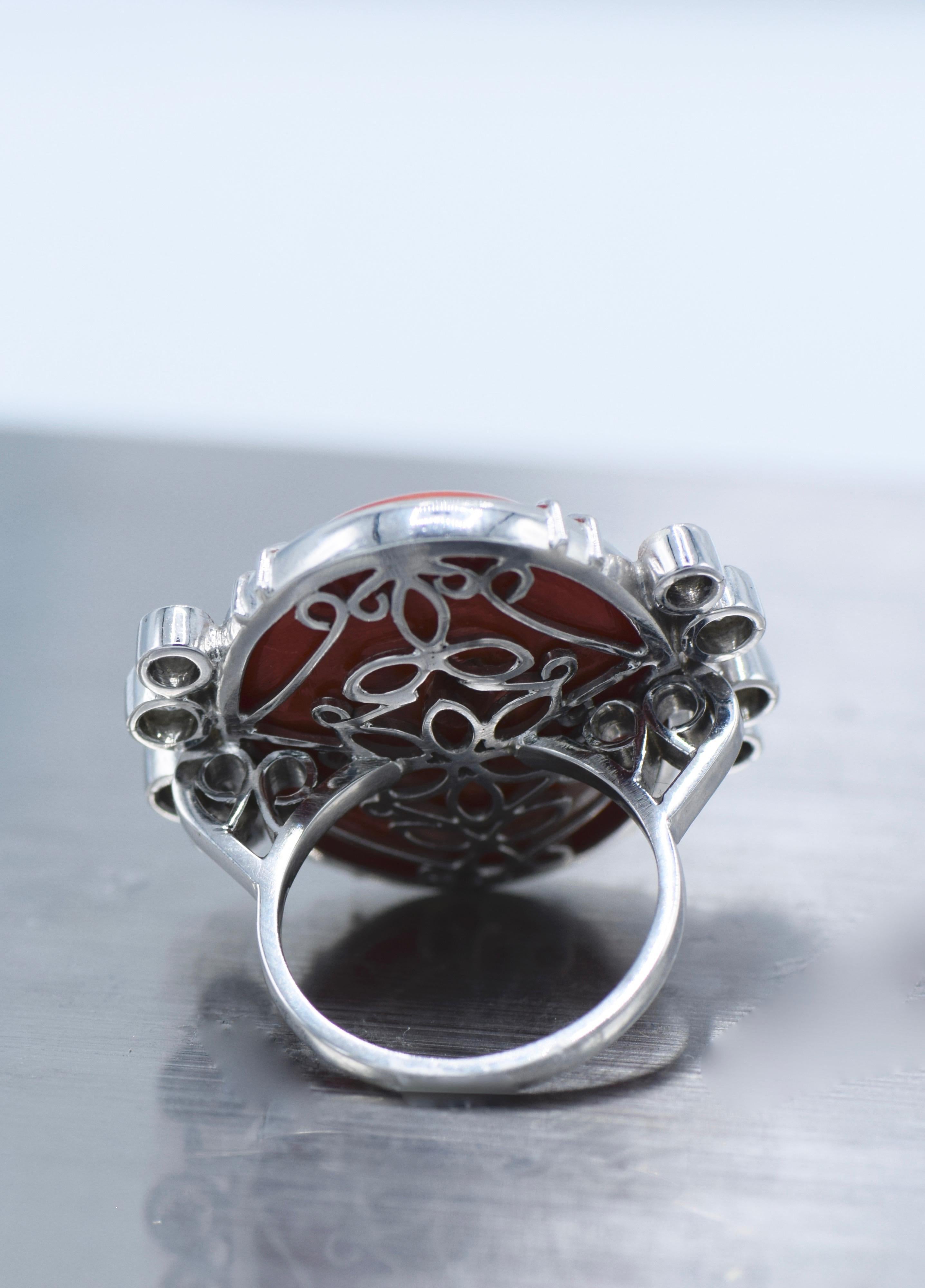 18 Karat Gold, Coral and Diamond Ring In Excellent Condition For Sale In New York, NY