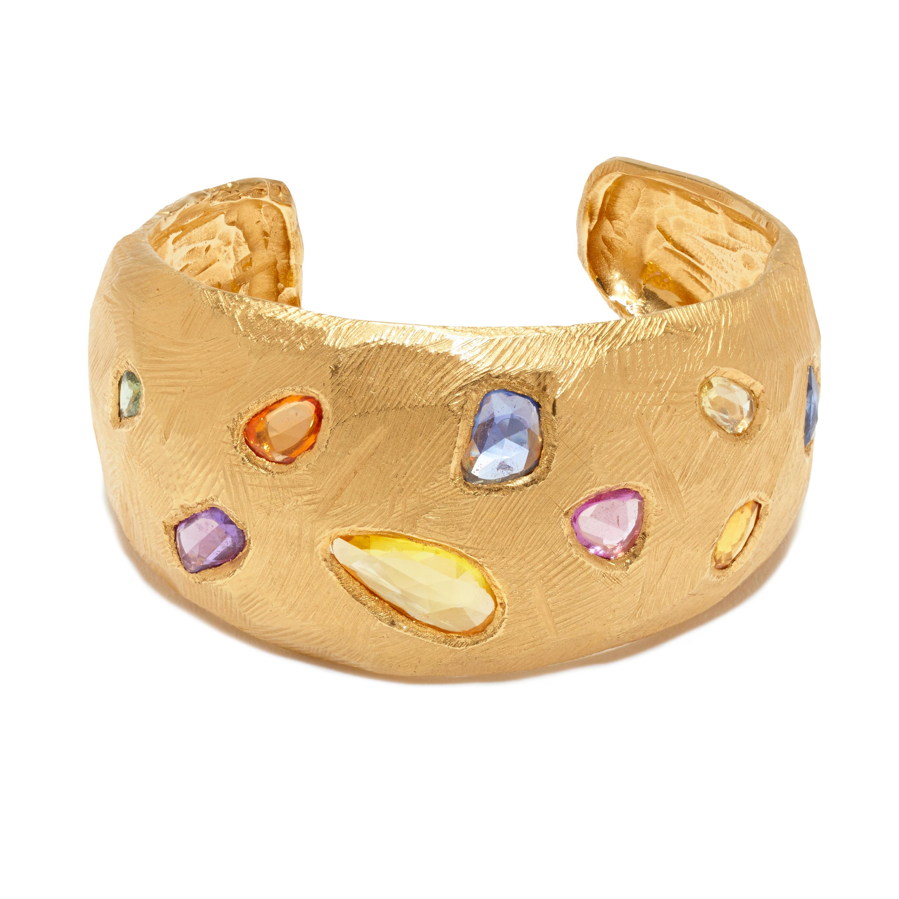 18 Karat Gold Cuff Bracelet with over 10 Carat of Sapphires For Sale 2