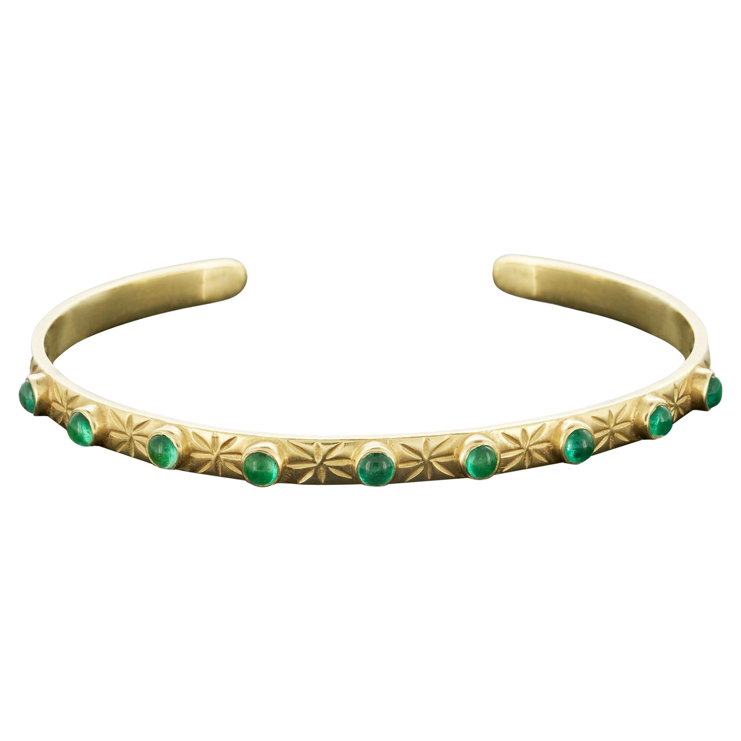Bracciale in oro 18 carati con 9 smeraldi cabochon e incisione di stelle e lune in vendita
