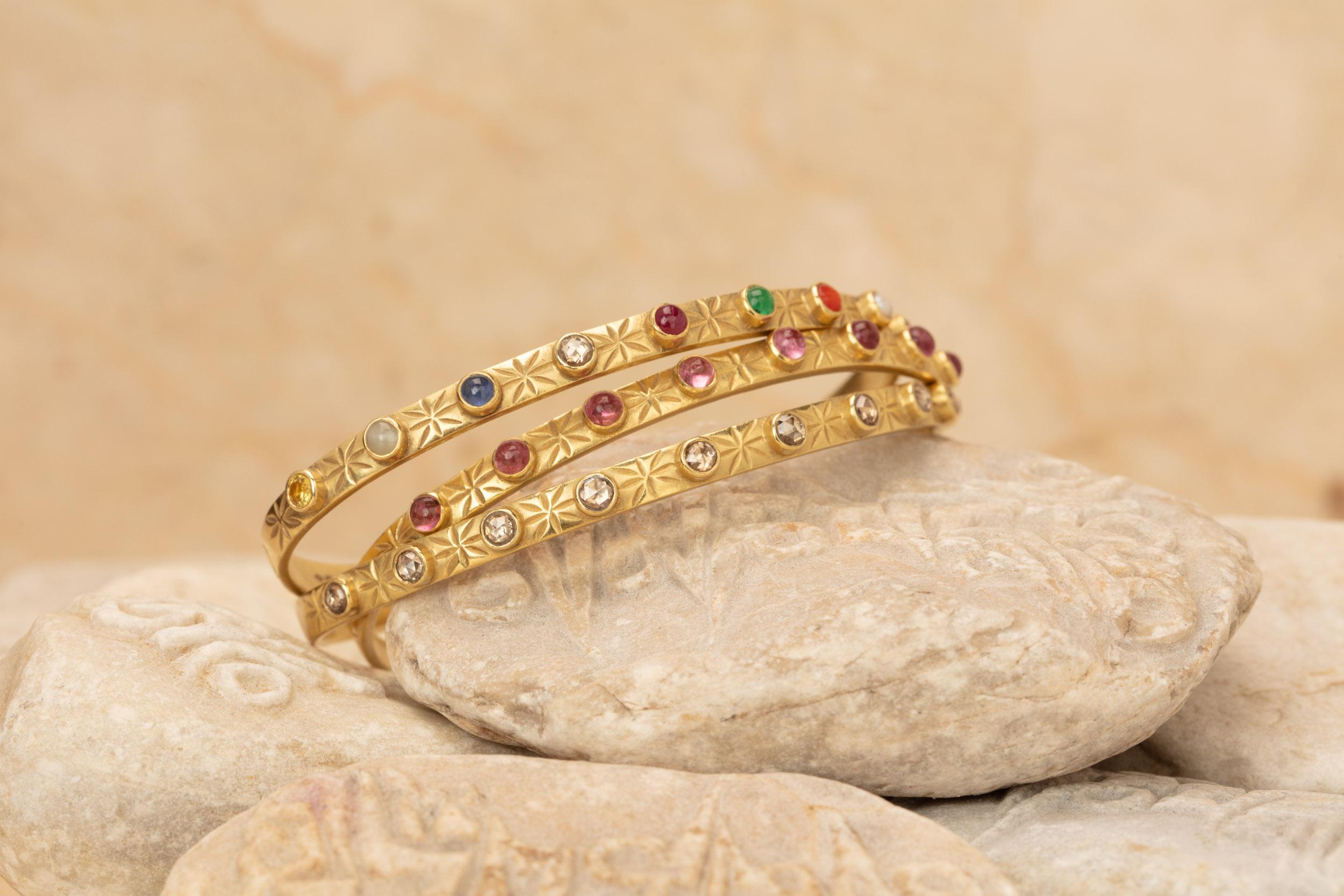 18 Karat Gold Cuff with 9 Cabochon Tourmalines and Engraving of Stars & Moons In New Condition For Sale In London, GB