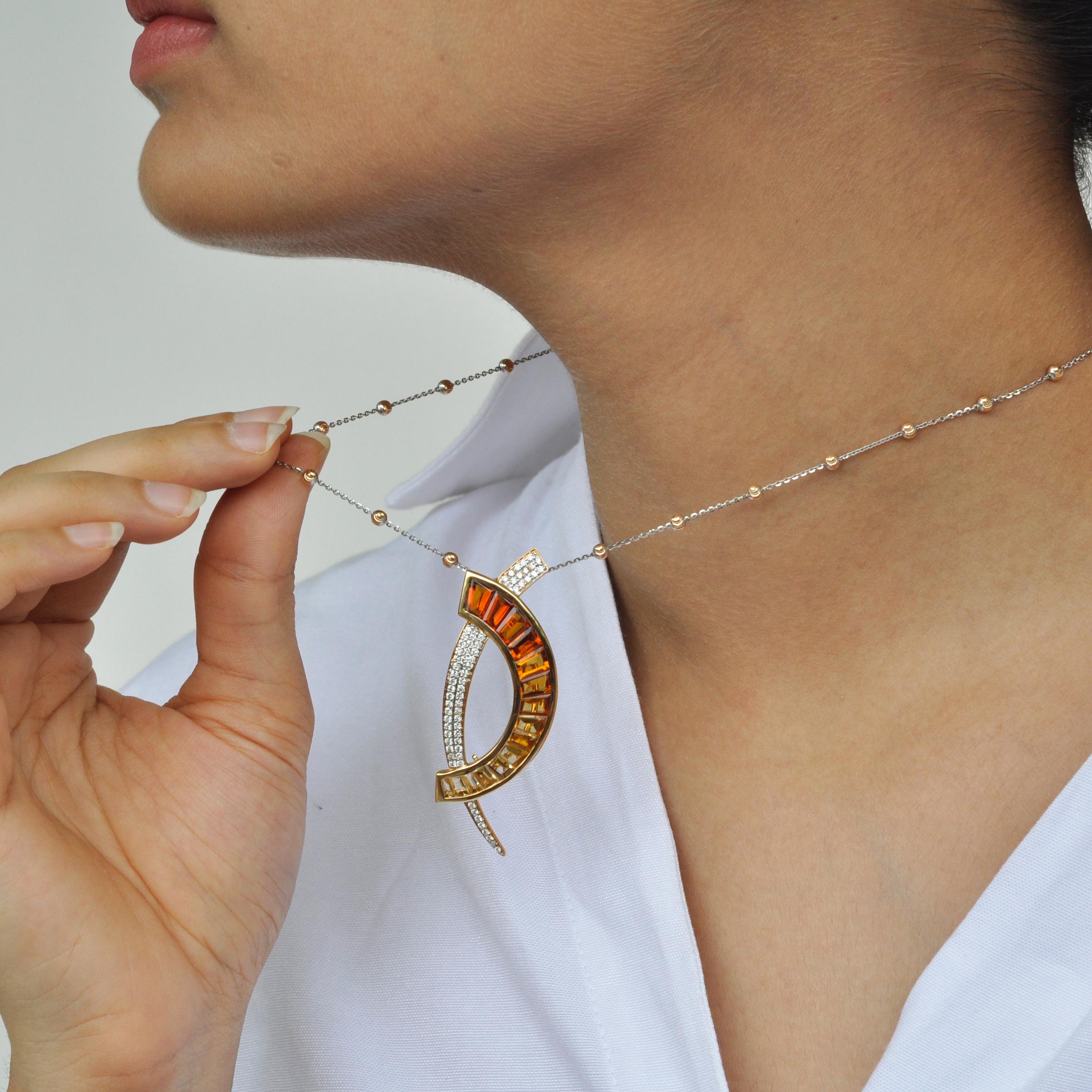 Contemporain Collier pendentif broche en or 18 carats avec citrine taillée sur mesure et diamants baguettes en vente