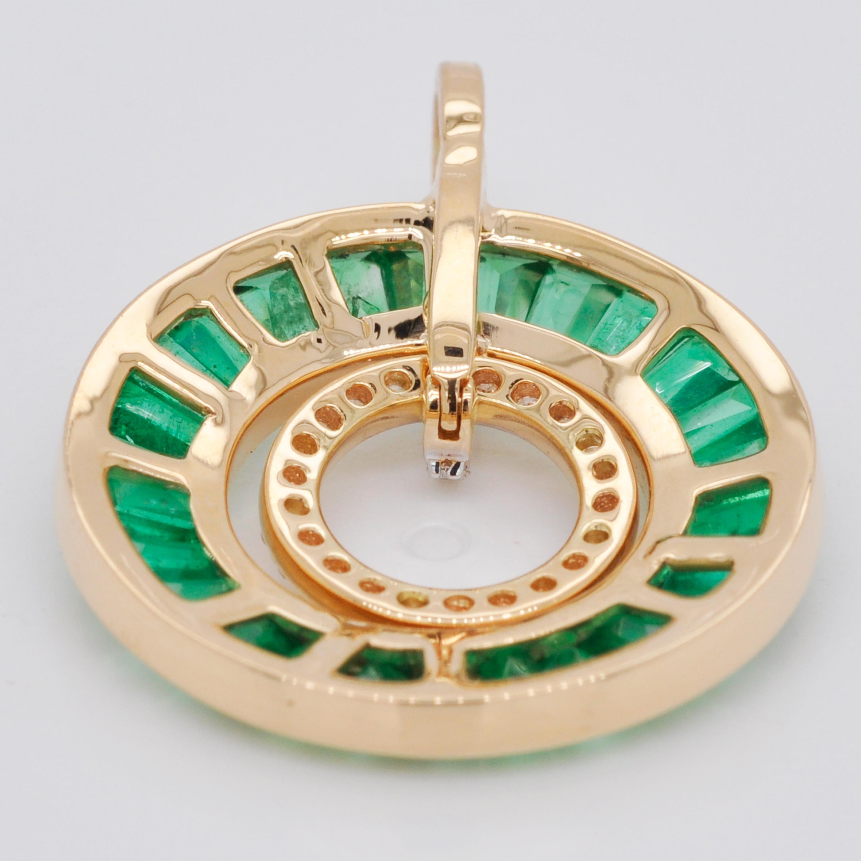 18 Karat Gold Art-Deco Style Tapered Baguettes Emerald Diamond Circular Pendant In New Condition In Jaipur, Rajasthan