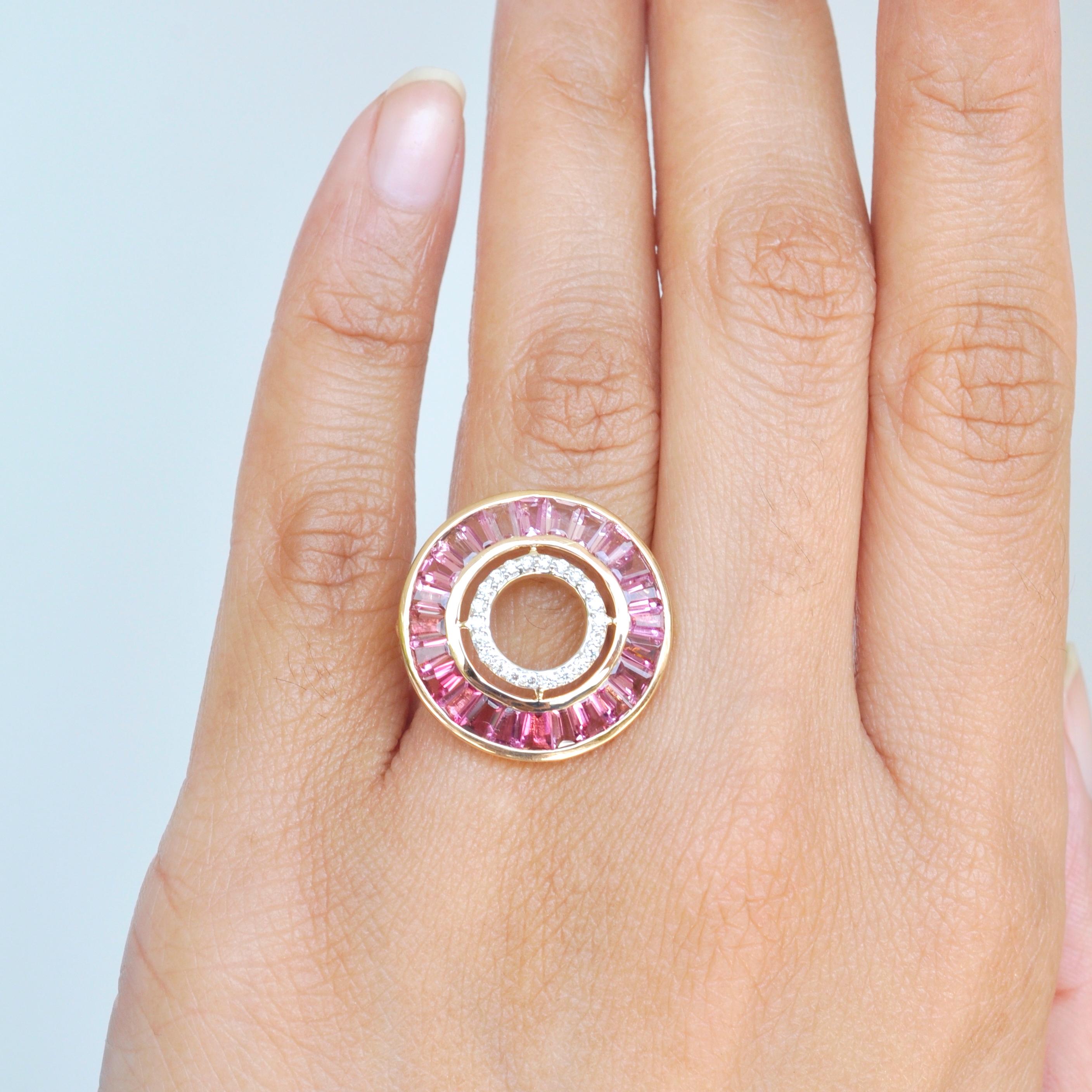 18 Karat Gold benutzerdefinierte geschnitten rosa Turmalin Baguette Diamant Art Deco kreisförmigen Ring.

Art Déco-Stil, Farbe und Kultur inspirieren diesen wunderschönen runden Ring aus 18-karätigem Gold mit Baguetteschliff und Diamanten aus rosa