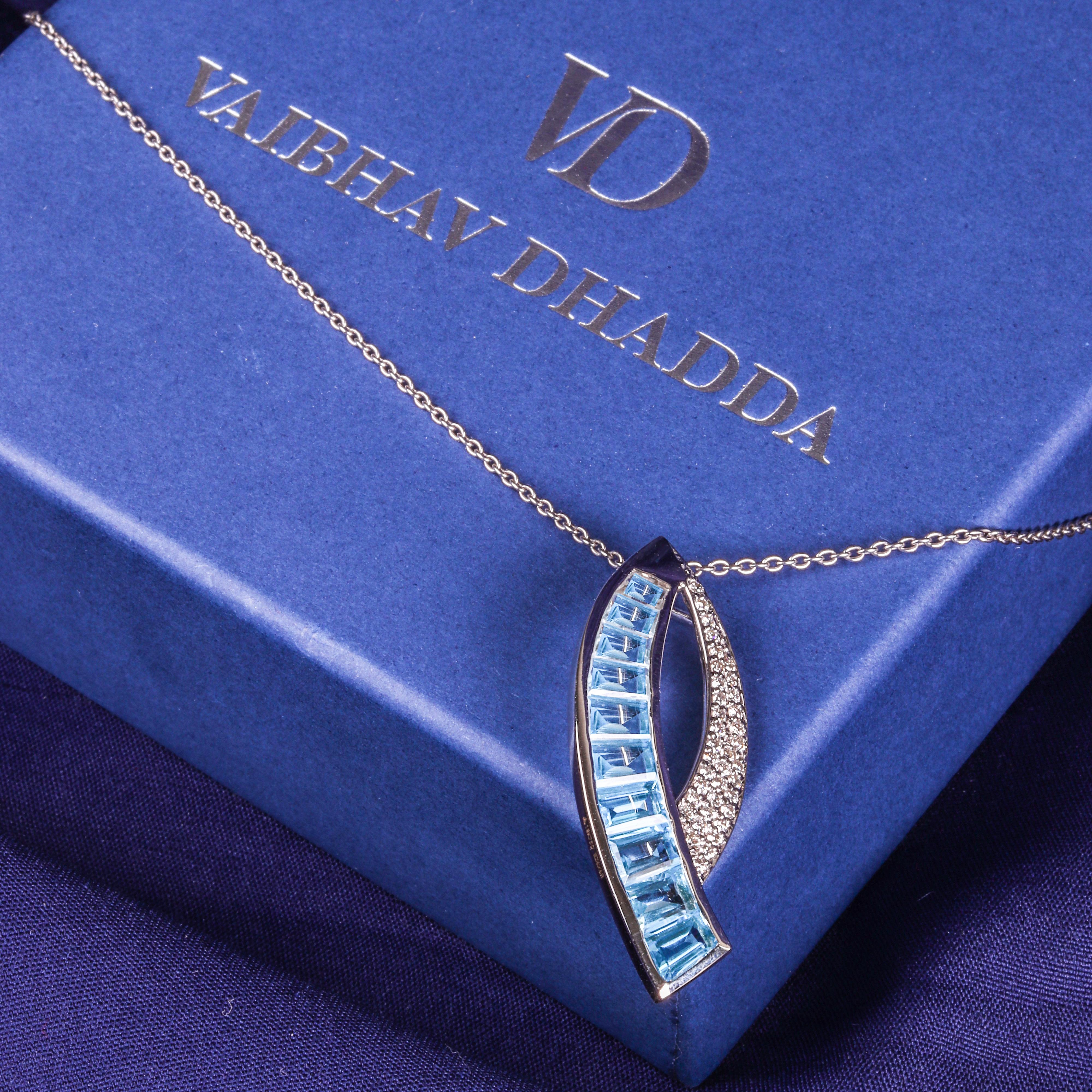 Broche pendentif en or blanc 18 carats avec topaze bleue baguette taillée sur mesure et diamants en vente 6