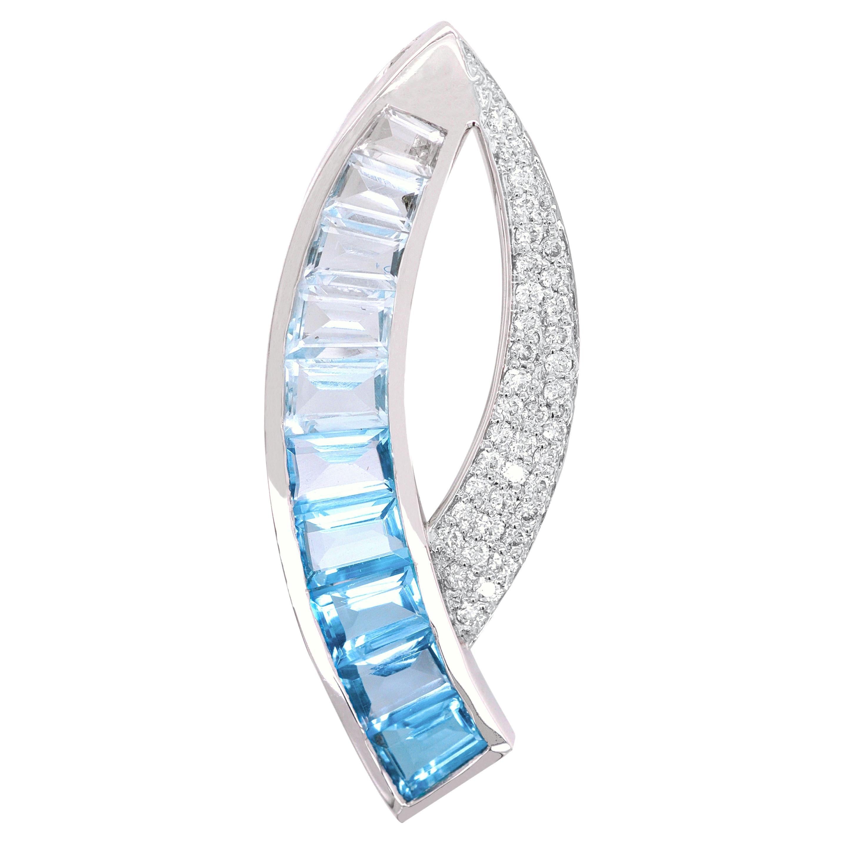 Broche pendentif en or blanc 18 carats avec topaze bleue baguette taillée sur mesure et diamants en vente