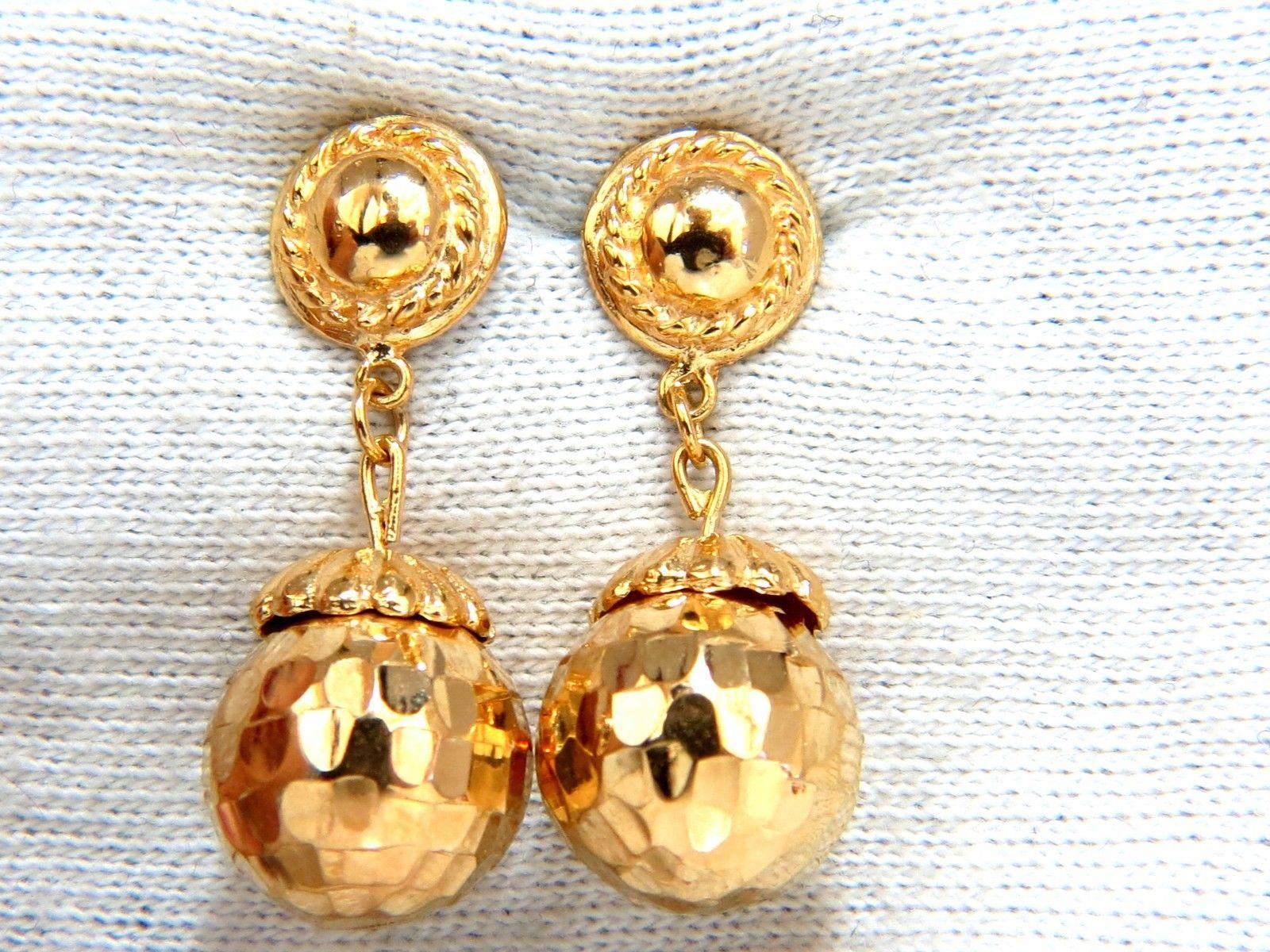 18 Karat Gold Dangle Ball Earrings In New Condition In New York, NY