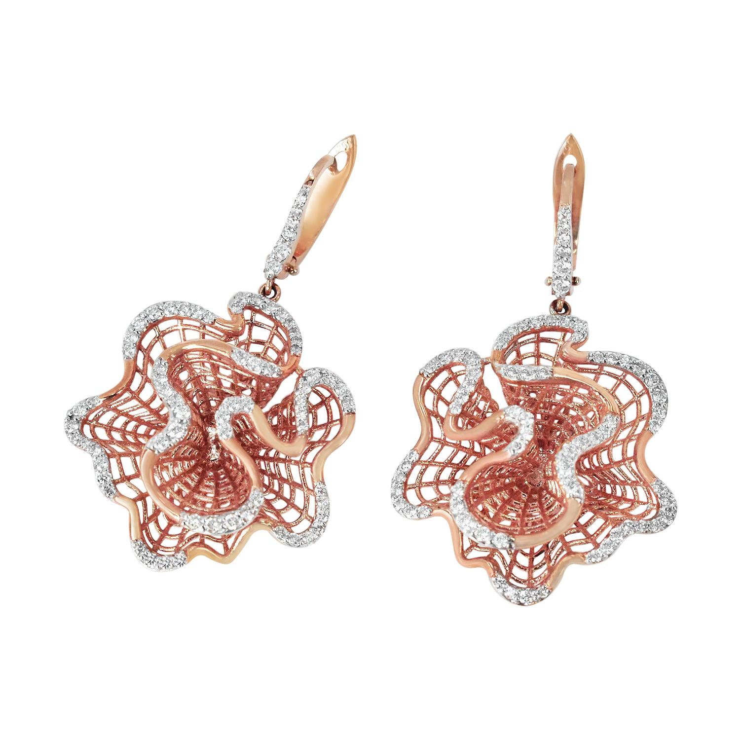 Boucle d'oreille pendante en or 18 carats Boucle d'oreille fantaisie en or rose avec fleurs et diamants en vente