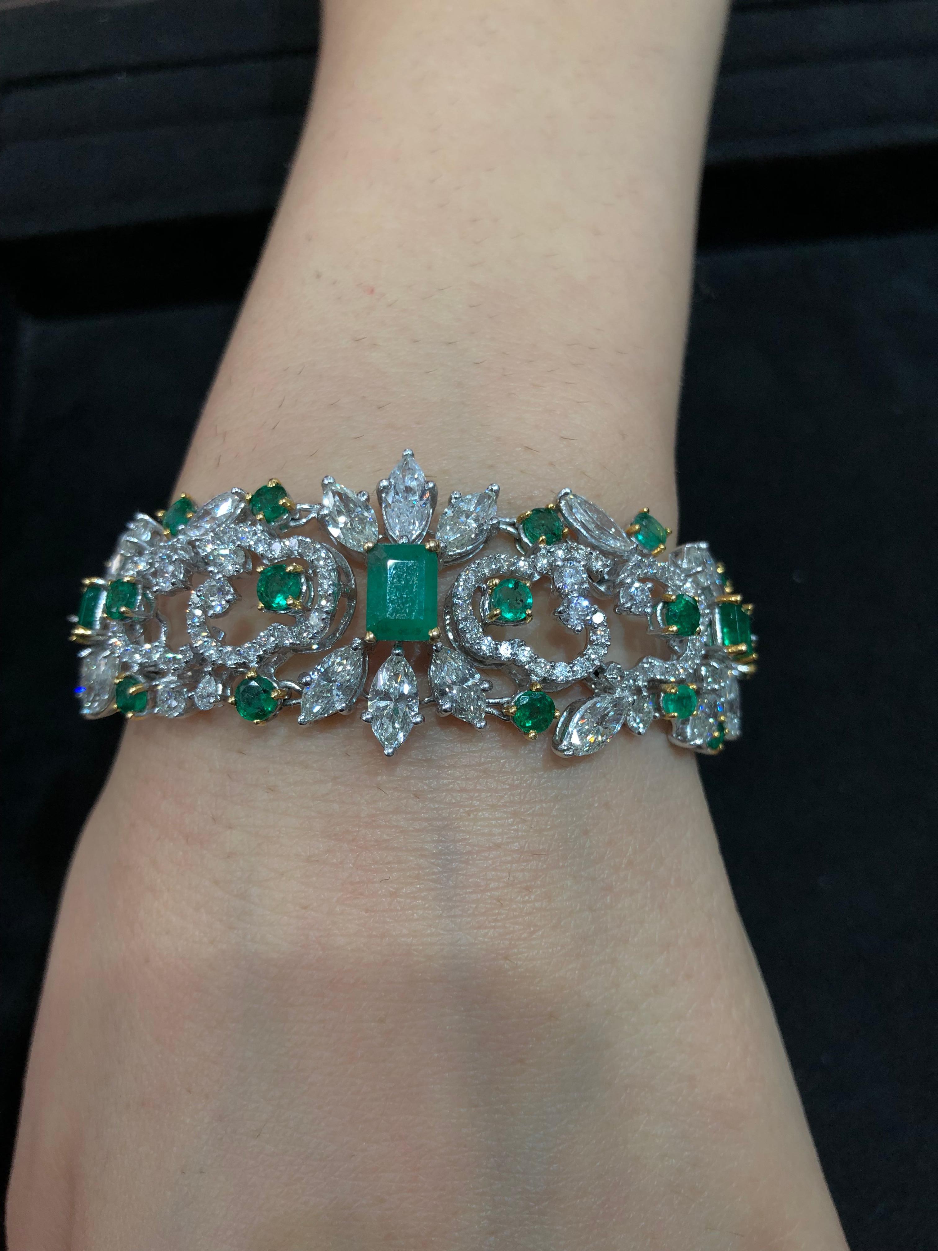 Contemporain Bracelet jonc en or 18 carats avec diamants blancs et émeraudes en vente