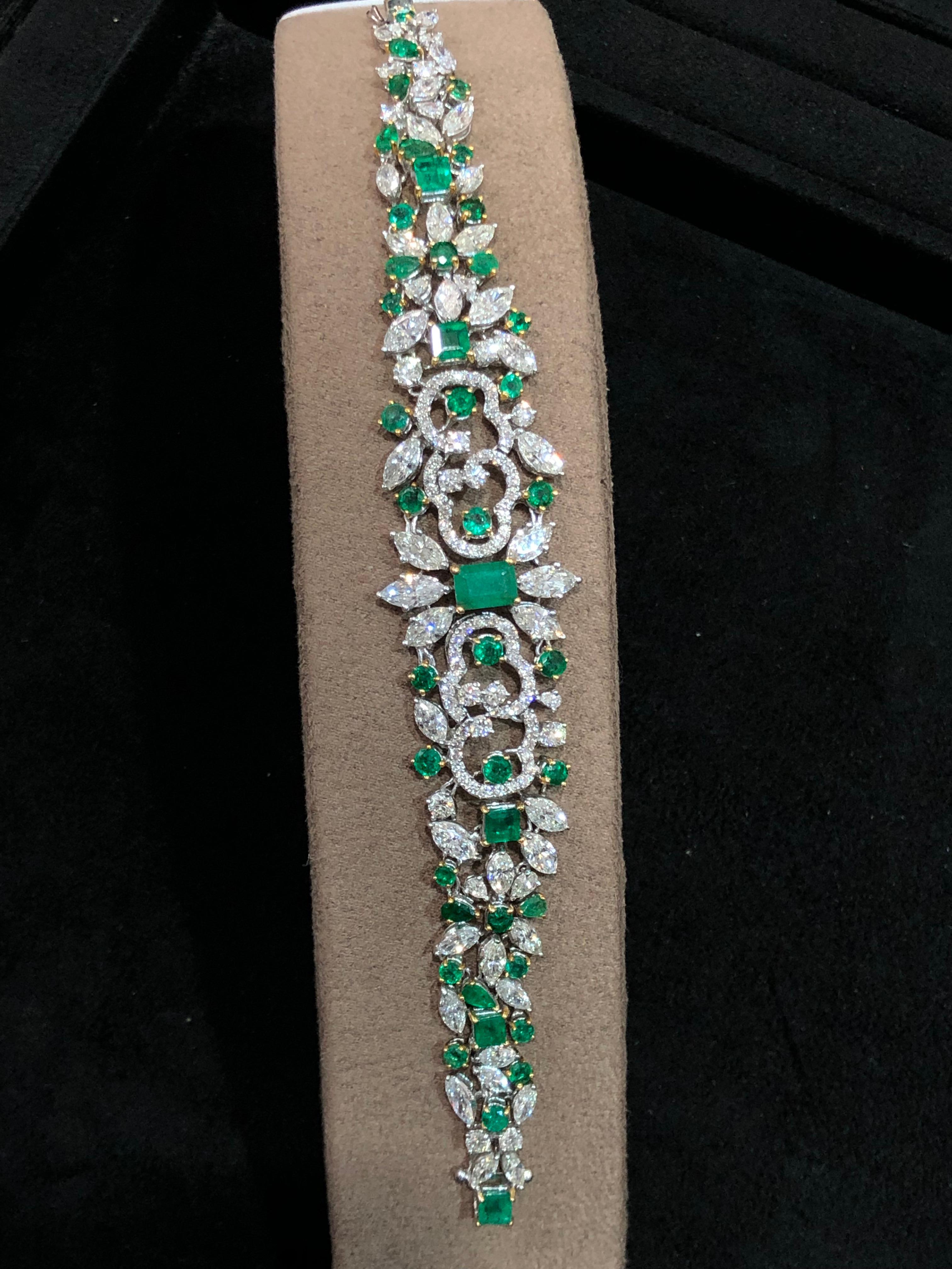 Taille émeraude Bracelet jonc en or 18 carats avec diamants blancs et émeraudes en vente
