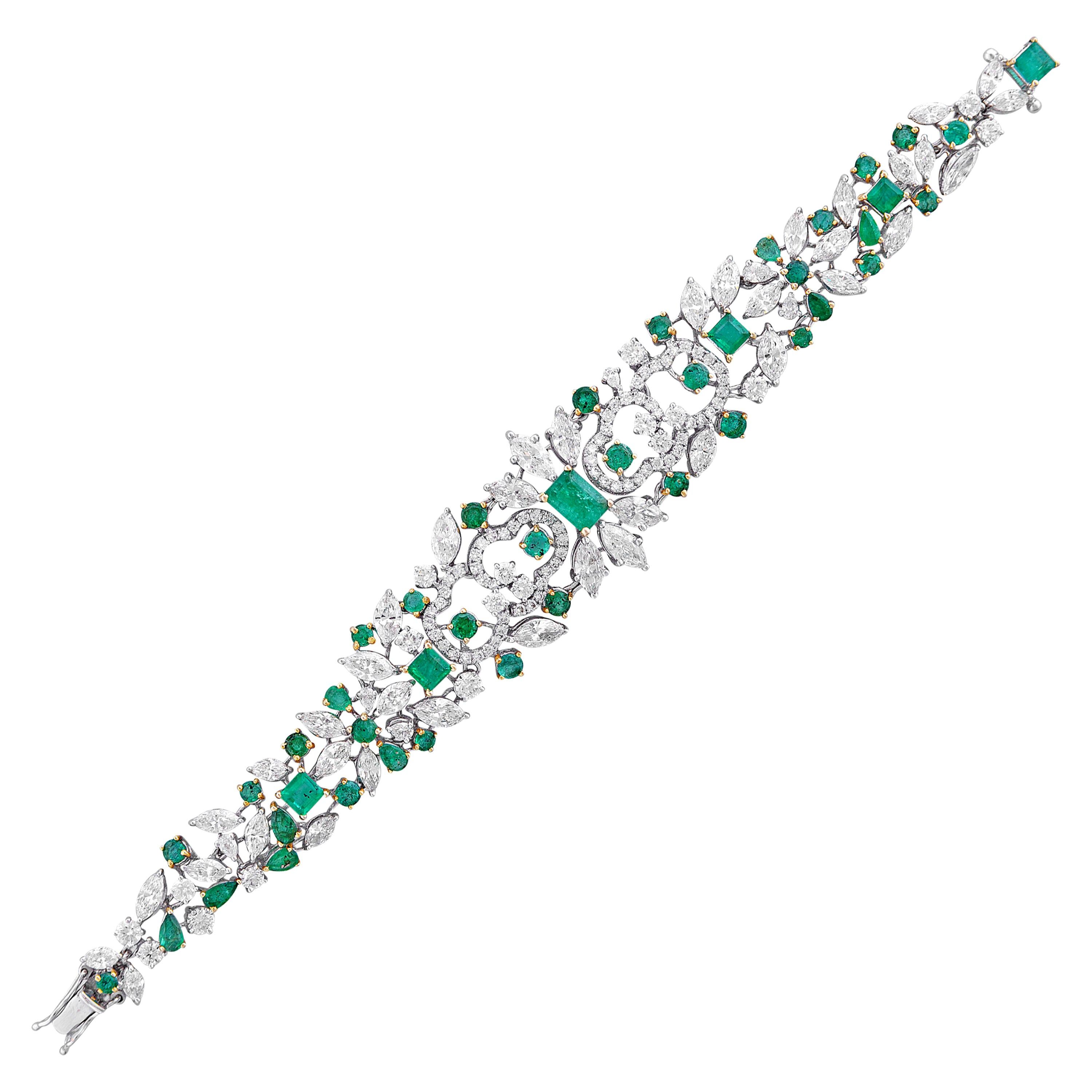 Bracelet jonc en or 18 carats avec diamants blancs et émeraudes en vente