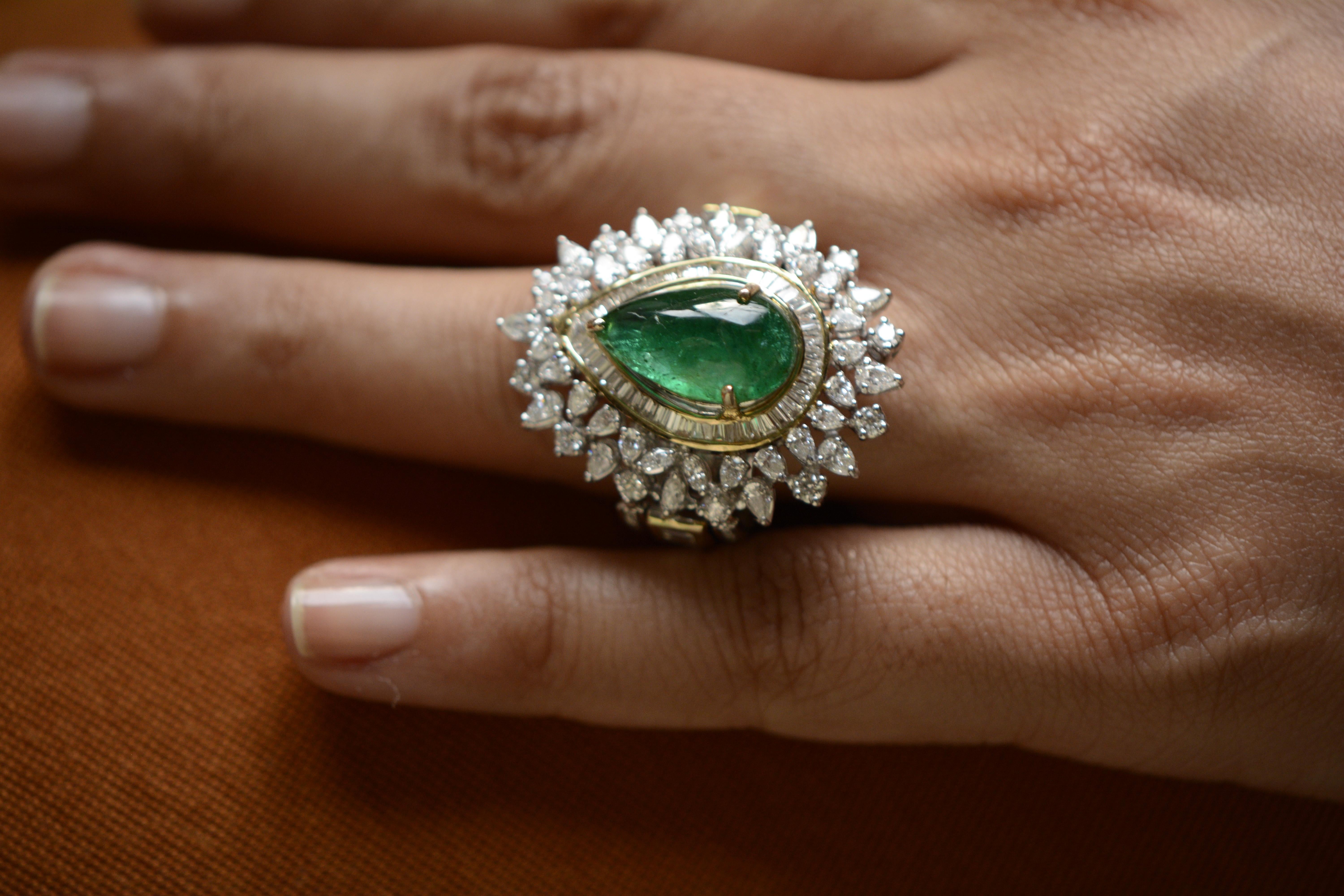 18 Karat Gold Diamond and Emerald Cocktail Ring In New Condition For Sale In Mumbai, IN