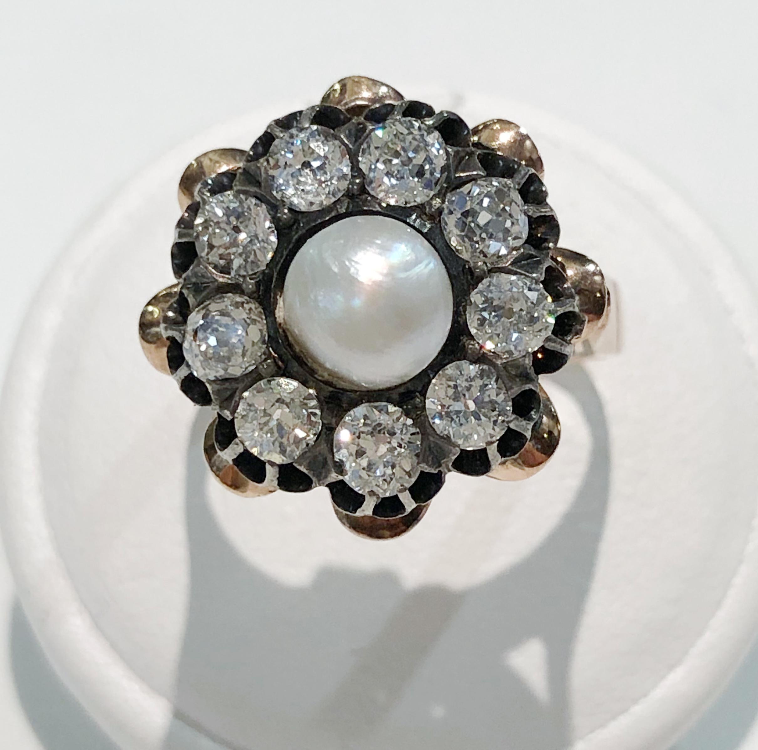 Vintage daisy ring with 18 karat gold band, one large pearl and brilliant diamonds for a total of 2 karats, Italy 1870s-1890s
Ring size US 7