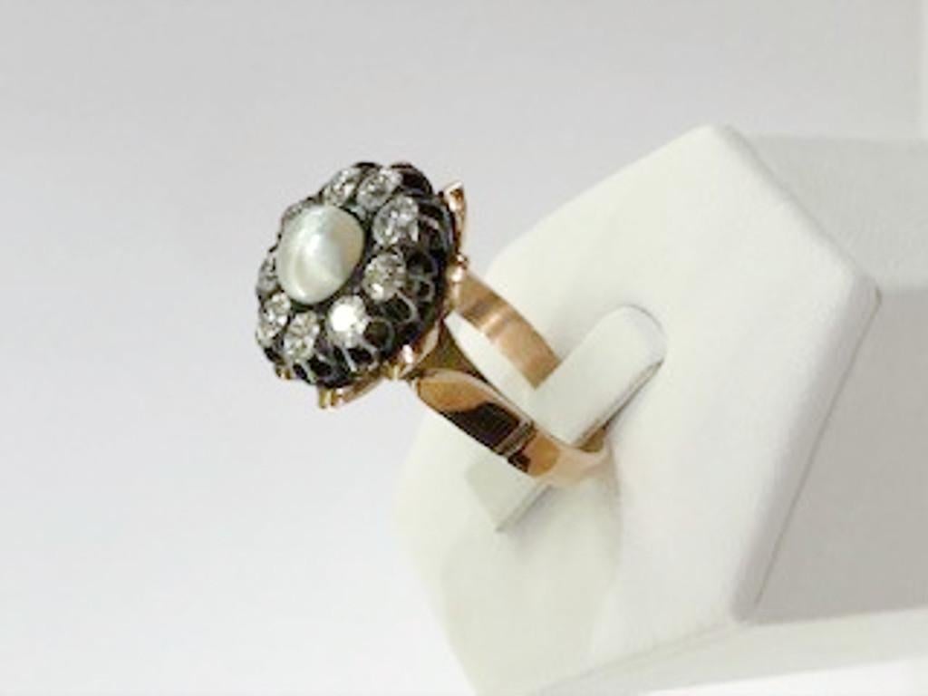 18 Karat Gold Diamond and Pearl Daisy Ring In Good Condition In Palm Springs, CA