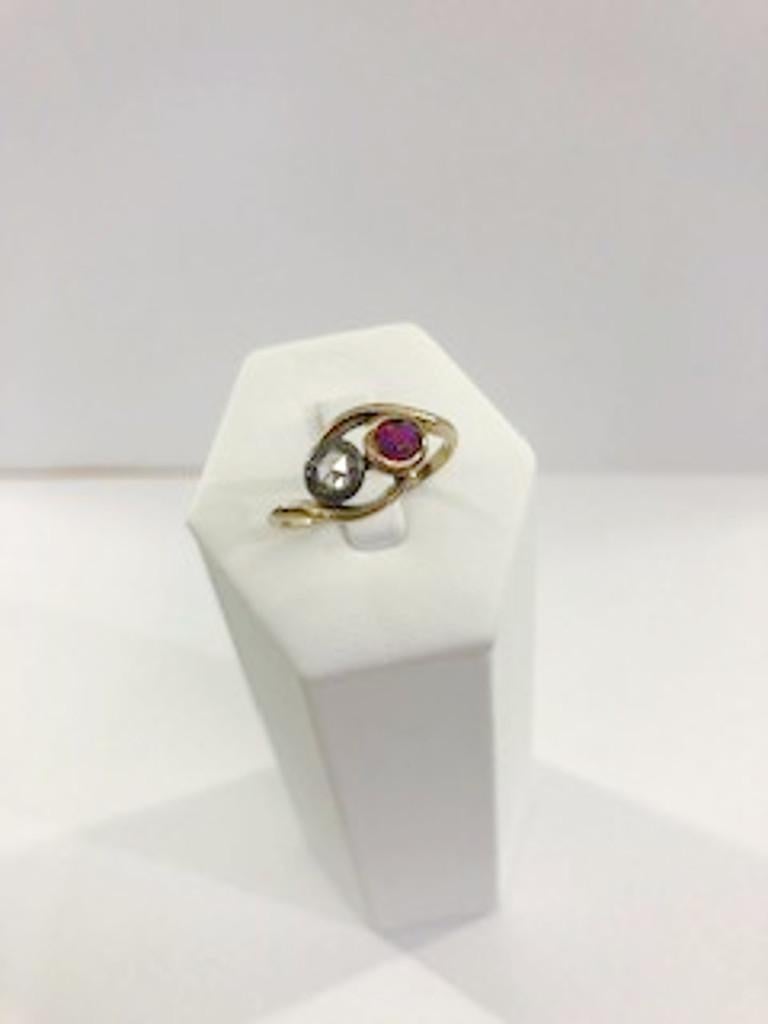 Brilliant Cut 18 Karat Gold Diamond and Ruby Contrarier Ring For Sale
