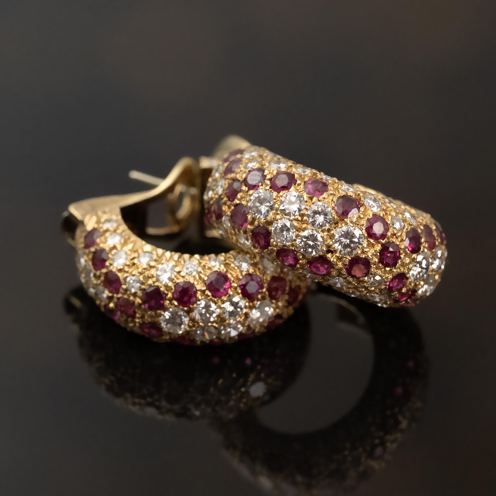 Contemporaneo Orecchini in oro 18 carati con diamanti e rubini in vendita