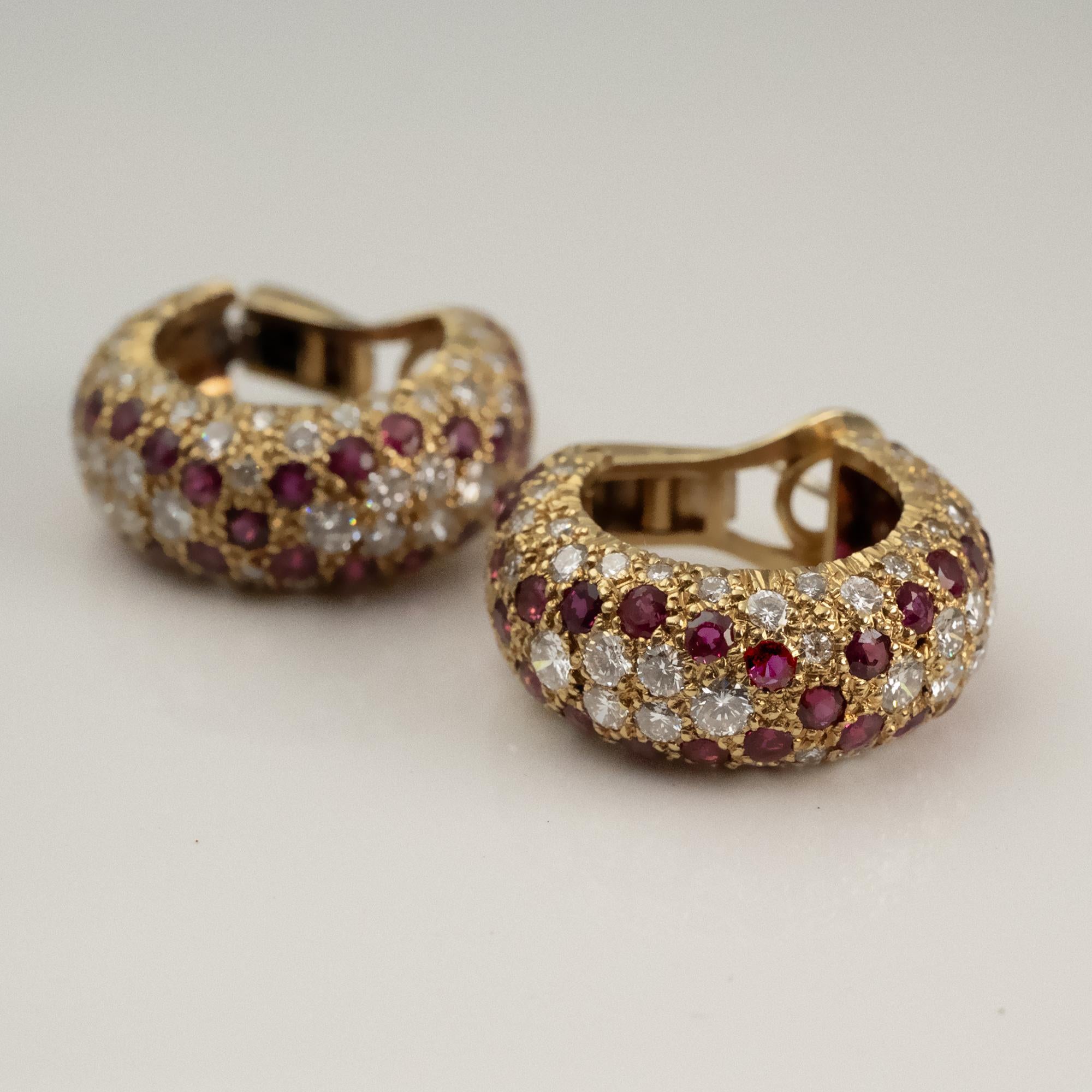 Taglio rotondo Orecchini in oro 18 carati con diamanti e rubini in vendita