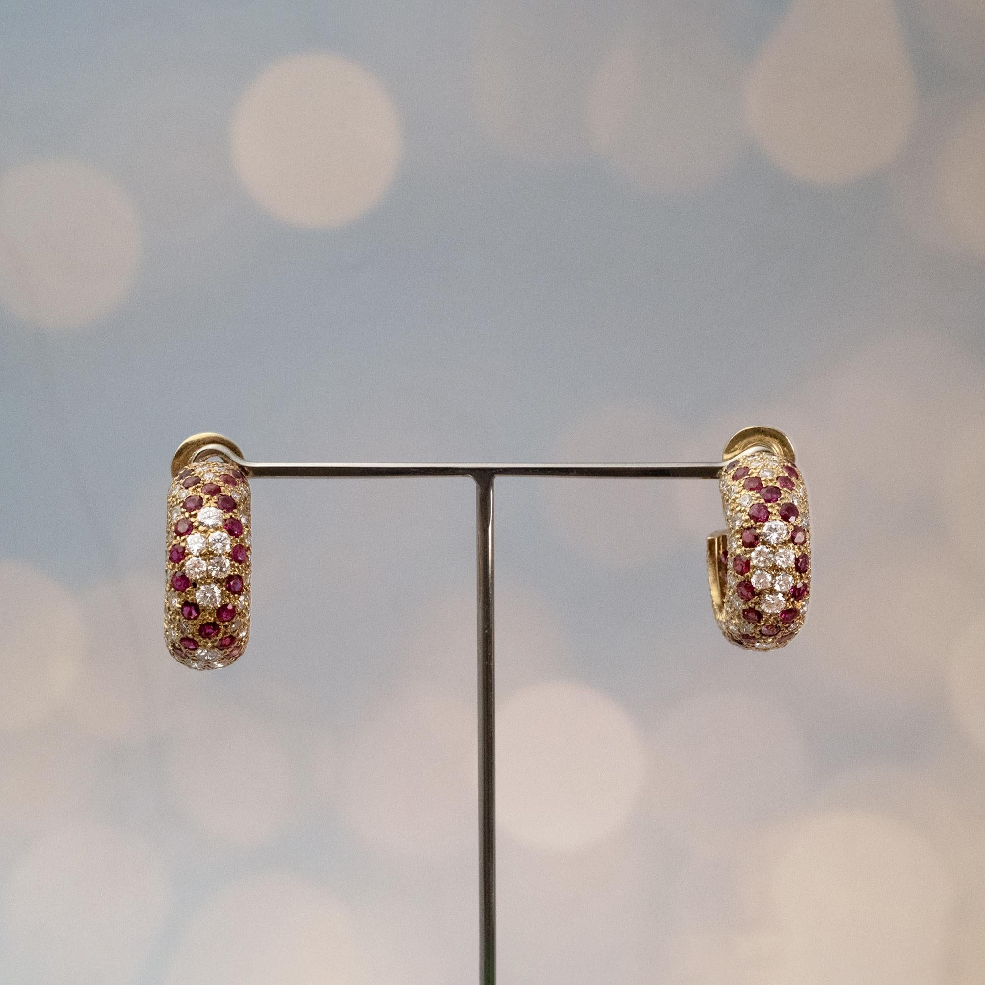 Orecchini in oro 18 carati con diamanti e rubini In condizioni ottime in vendita a Monte Carlo, MC