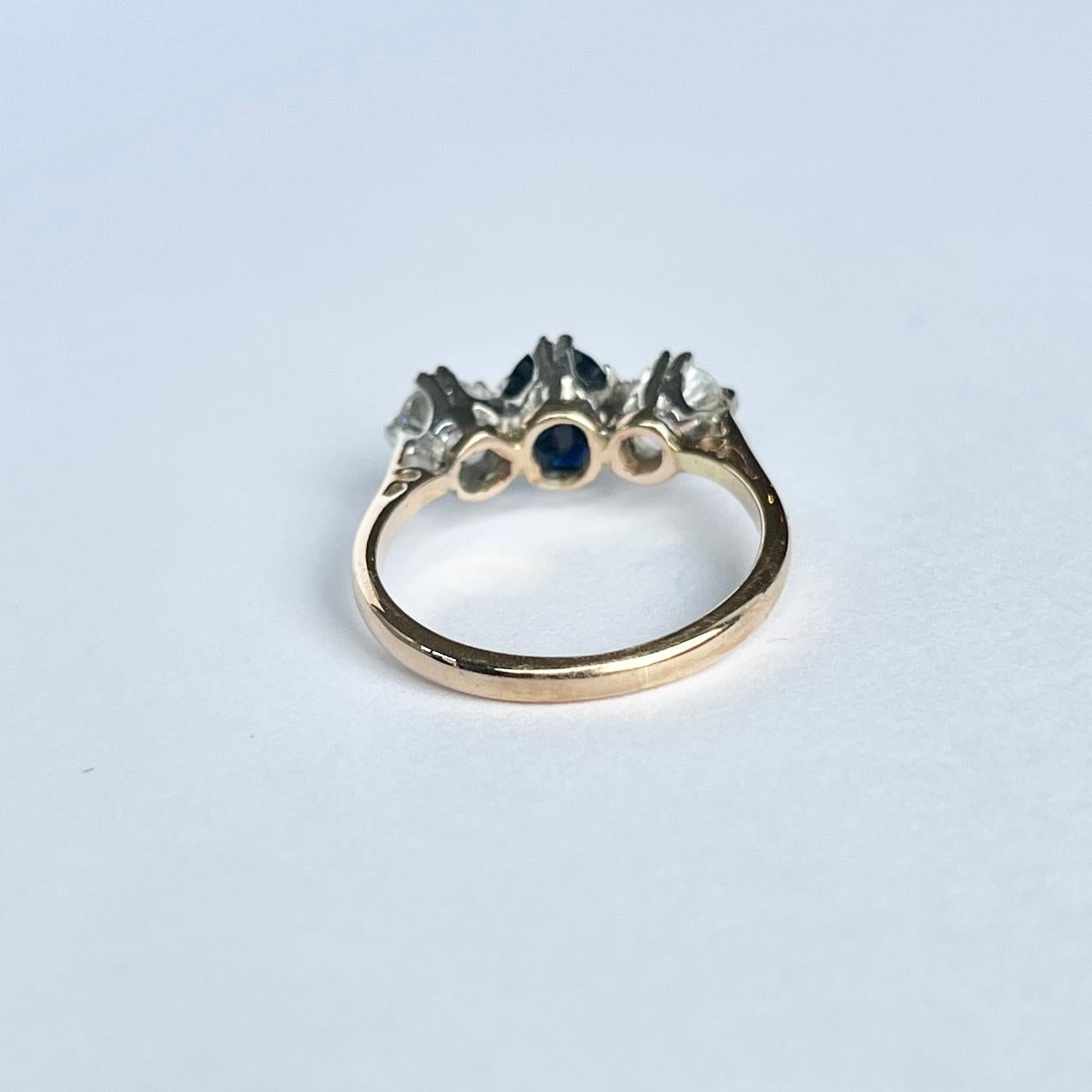 Dreisteiniger Ring aus 18 Karat Gold mit Diamanten und Saphiren, um 1900 im Zustand „Hervorragend“ im Angebot in Chipping Campden, GB