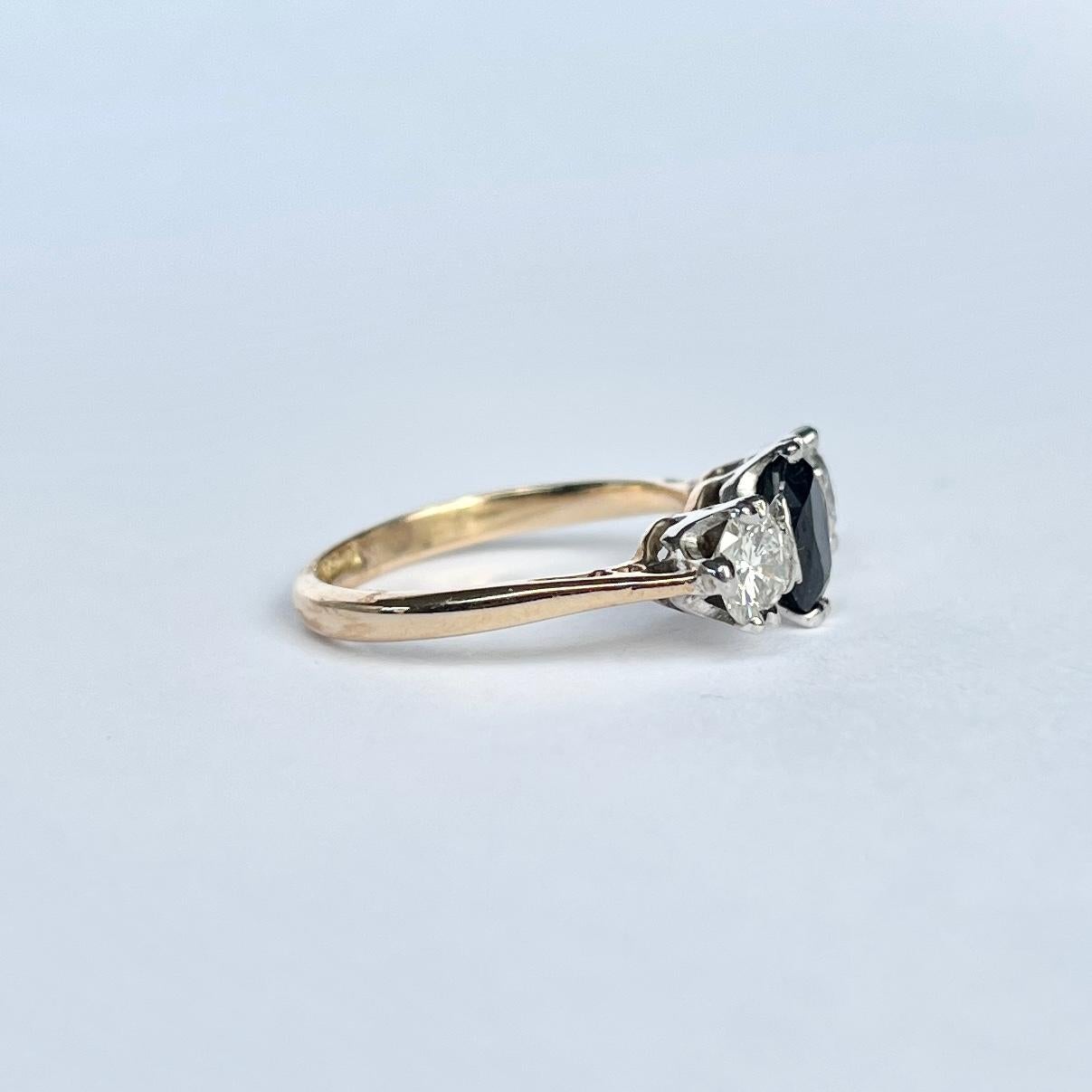 Dreisteiniger Ring aus 18 Karat Gold mit Diamanten und Saphiren, um 1900 für Damen oder Herren im Angebot
