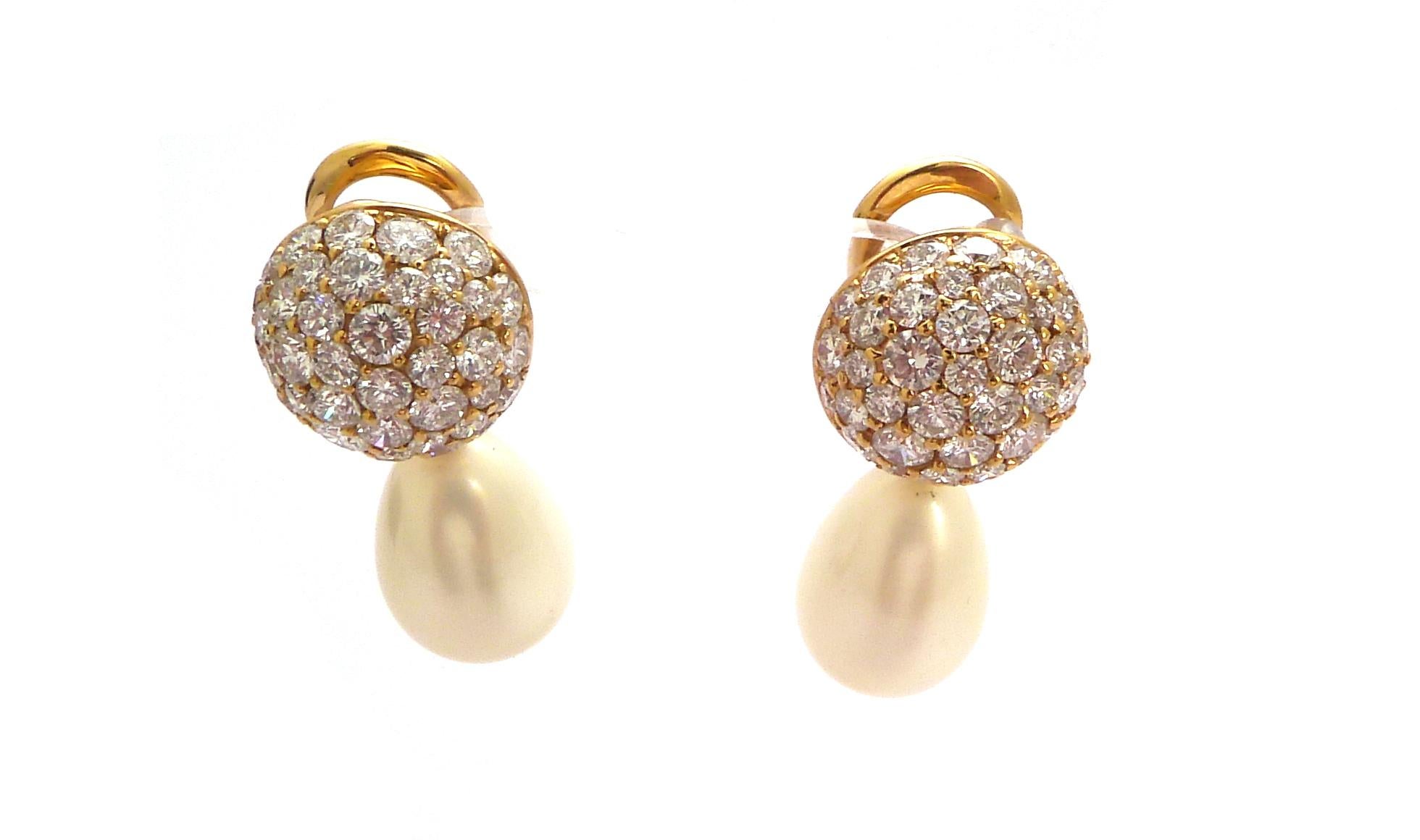 18 Karat Gold Diamond and White Pearl Earrings In Excellent Condition For Sale In Geneva, Geneva