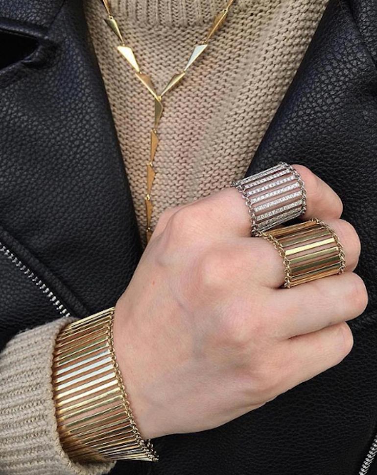 La bague Linea Diamond en or blanc 18 carats se compose de plusieurs barres d'or massif couvertes de diamants, reliées par des anneaux de saut qui s'enroulent doucement autour du doigt pour un ajustement souple et confortable.

Or blanc 18k :