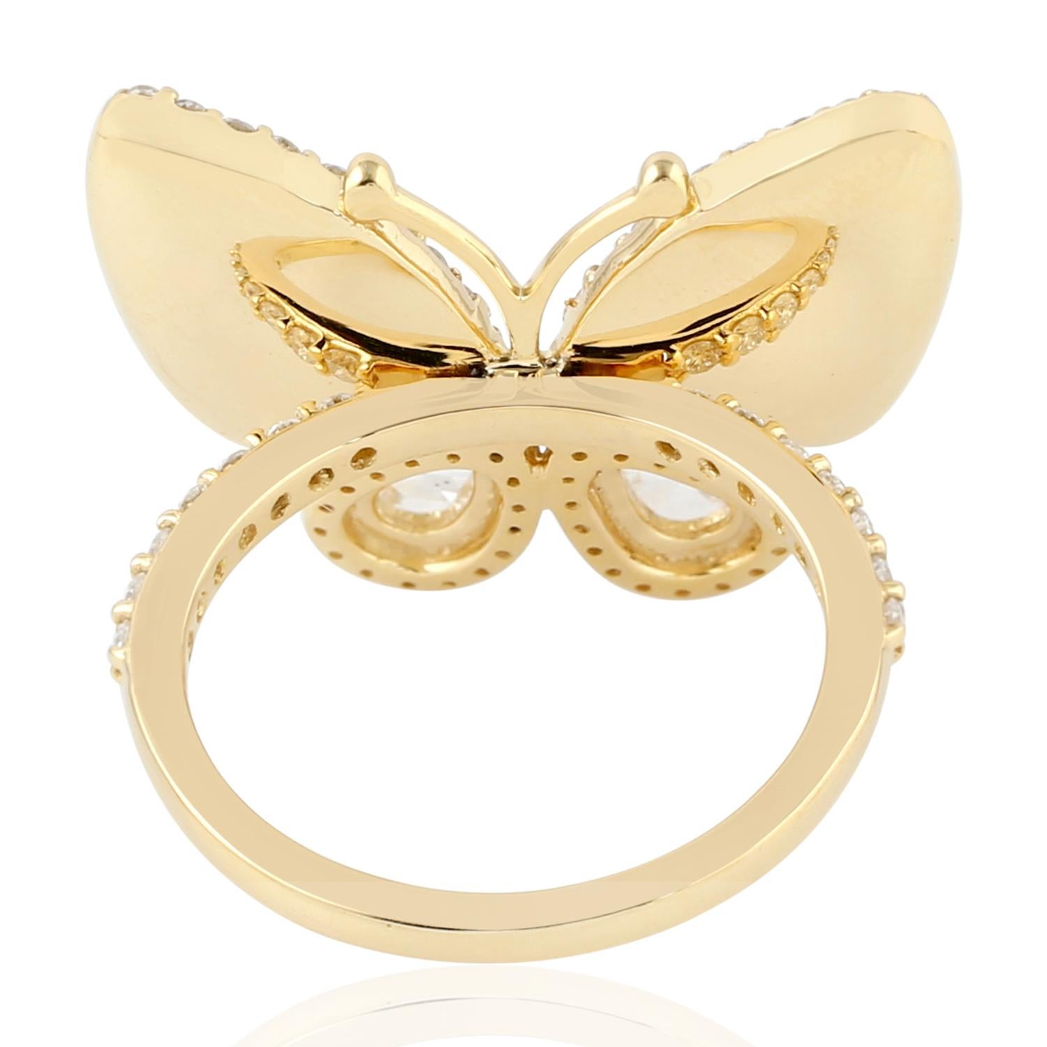 Cette superbe bague papillon a été méticuleusement réalisée en or jaune 18 carats et avec 1,90 carat de diamants étincelants. 

La bague est de taille 7 et peut être redimensionnée en plus grand ou plus petit sur demande. 
SUIVRE  La vitrine de