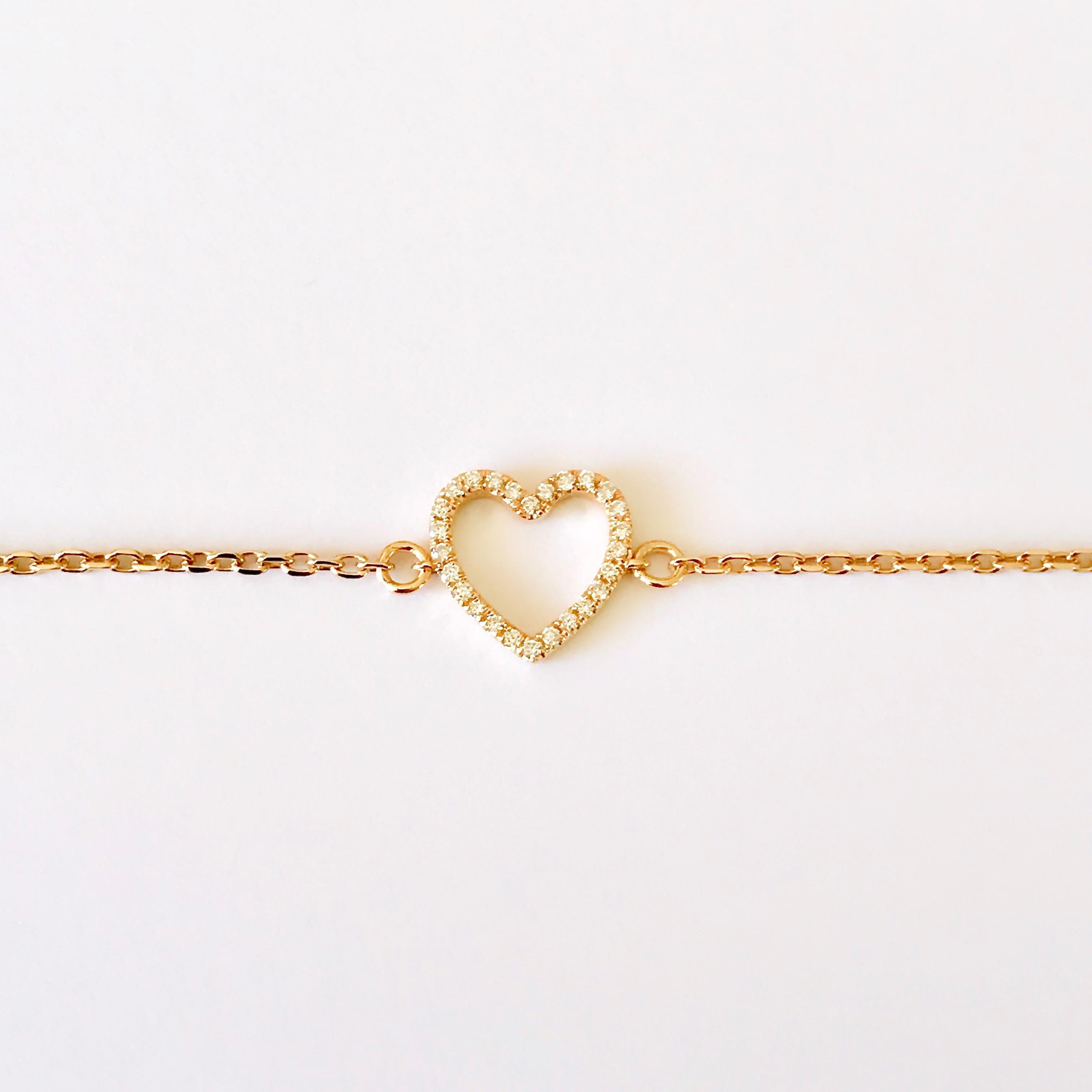 Contemporary Solid 18Karat Yellow Gold Diamond Heart Chain Bracelet Bangle For Sale