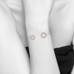 Offener Armreif aus 18 Karat Gold mit Diamanten im Kreis
