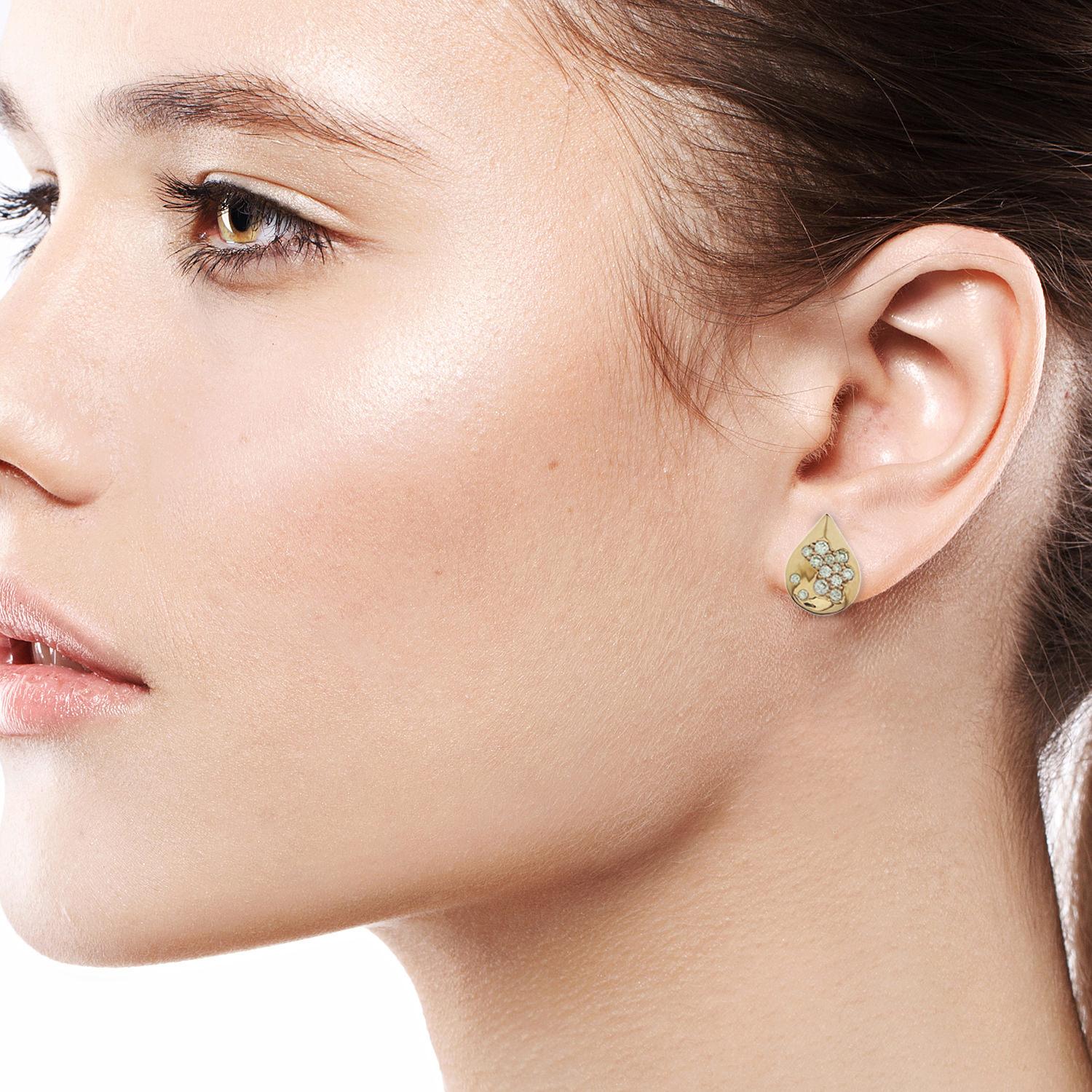 En or 18 carats, ces boucles d'oreilles sont serties à la main de 0,32 carats de diamants étincelants. Disponible en or rose, jaune et blanc.  

SUIVRE  La vitrine de MEGHNA JEWELS pour découvrir la dernière collection et les pièces exclusives. 