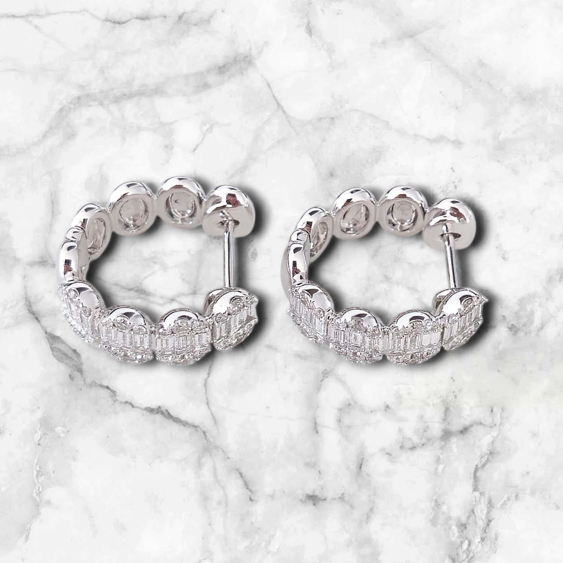 18 Karat Gold Diamond Earrings For Sale 3