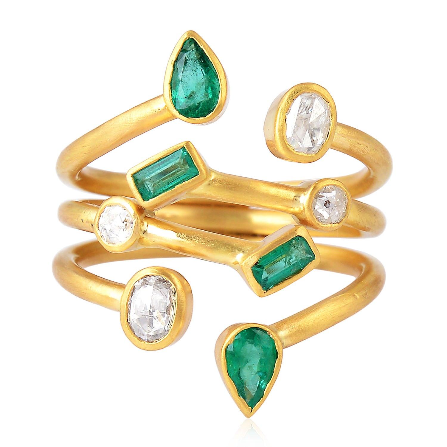 Im Angebot: 18 Karat Gold Diamant Smaragd Between the Finger Ring () 3