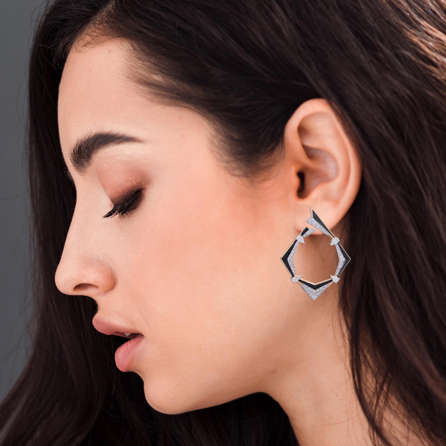 Realizzati in oro a 18 carati, questi splendidi orecchini in smalto sono impreziositi da 2,35 carati di diamanti scintillanti.

SEGUITE la vetrina di MEGHNA JEWELS per vedere le ultime collezioni e i pezzi esclusivi. Meghna Jewels è orgogliosamente