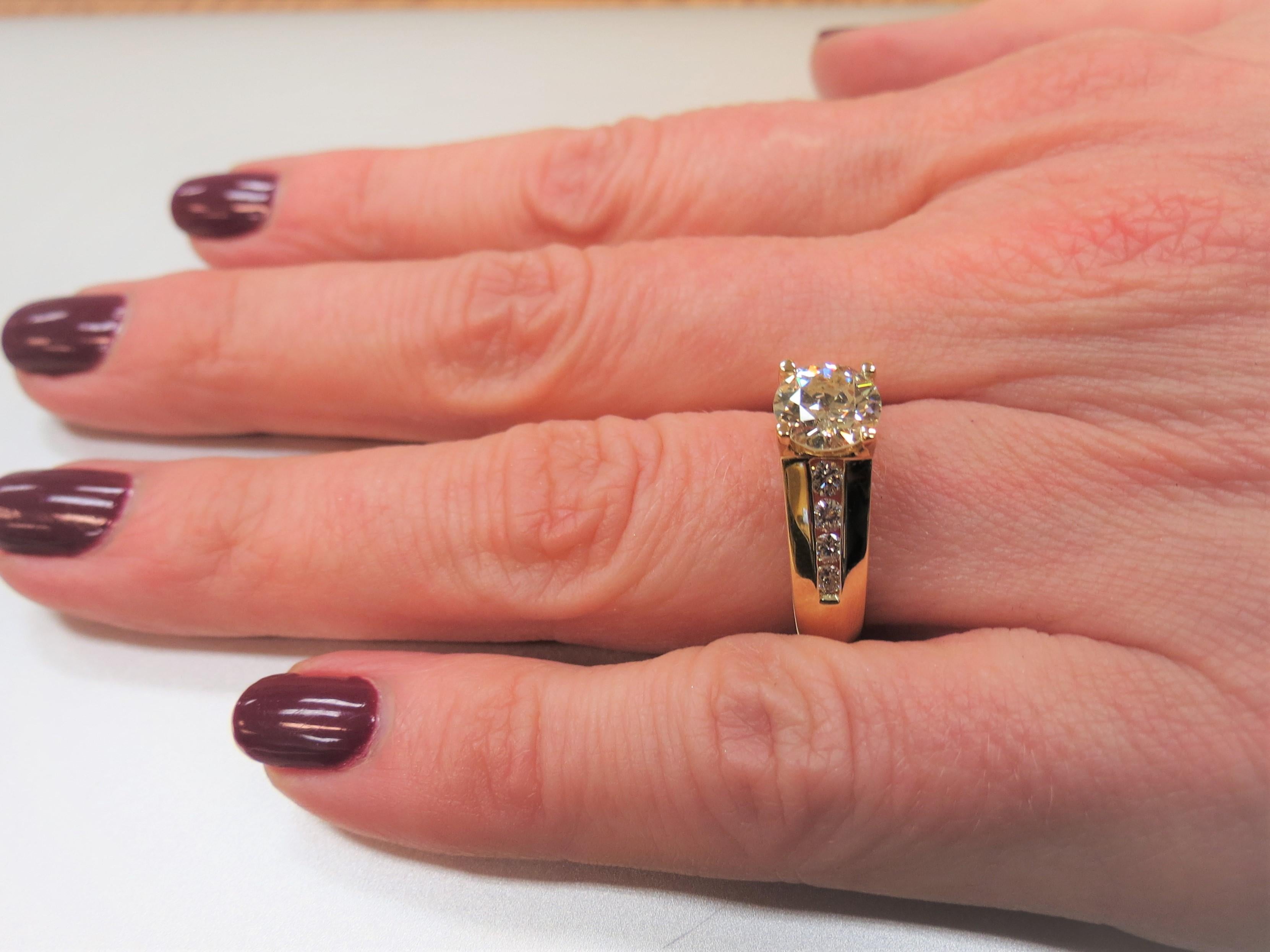 Contemporary 18 Karat Gold Diamond Engagement Ring Set with 1.22 Carat Round Diamond by Nova For Sale