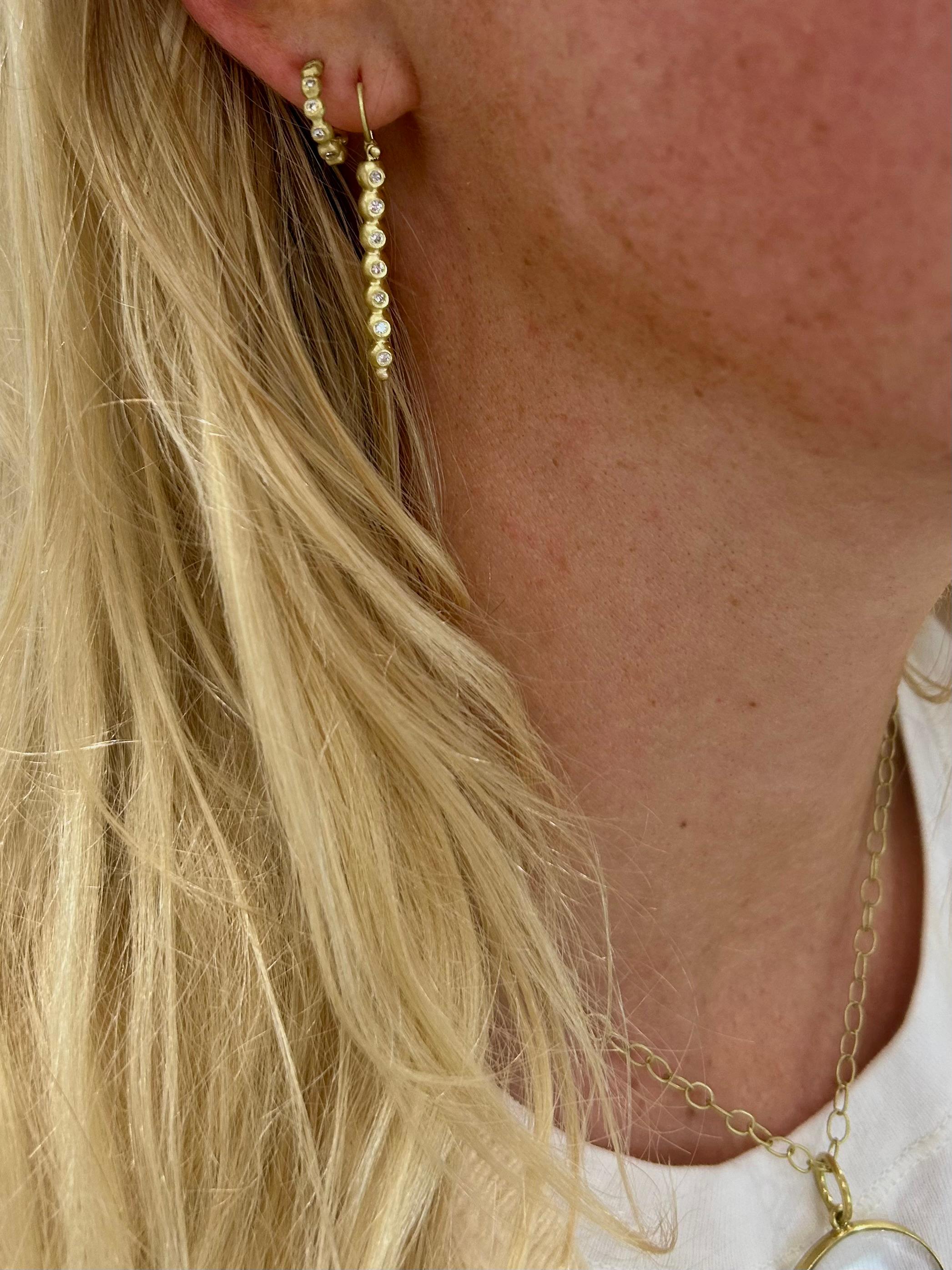 Orecchini a perlina con granulazione di diamanti in oro 18k

.29 tcw 

Lunghezza 1.2