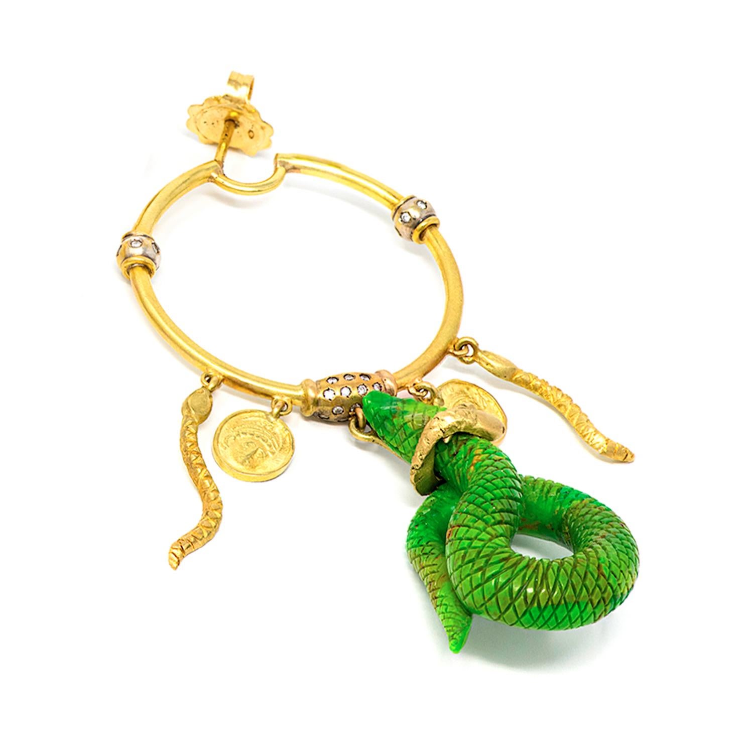 Gold-Ohrringe mit Diamanten, Schlangen und grünem Türkis, Jade und Münze, 21. Jahrhundert (Moderne) im Angebot