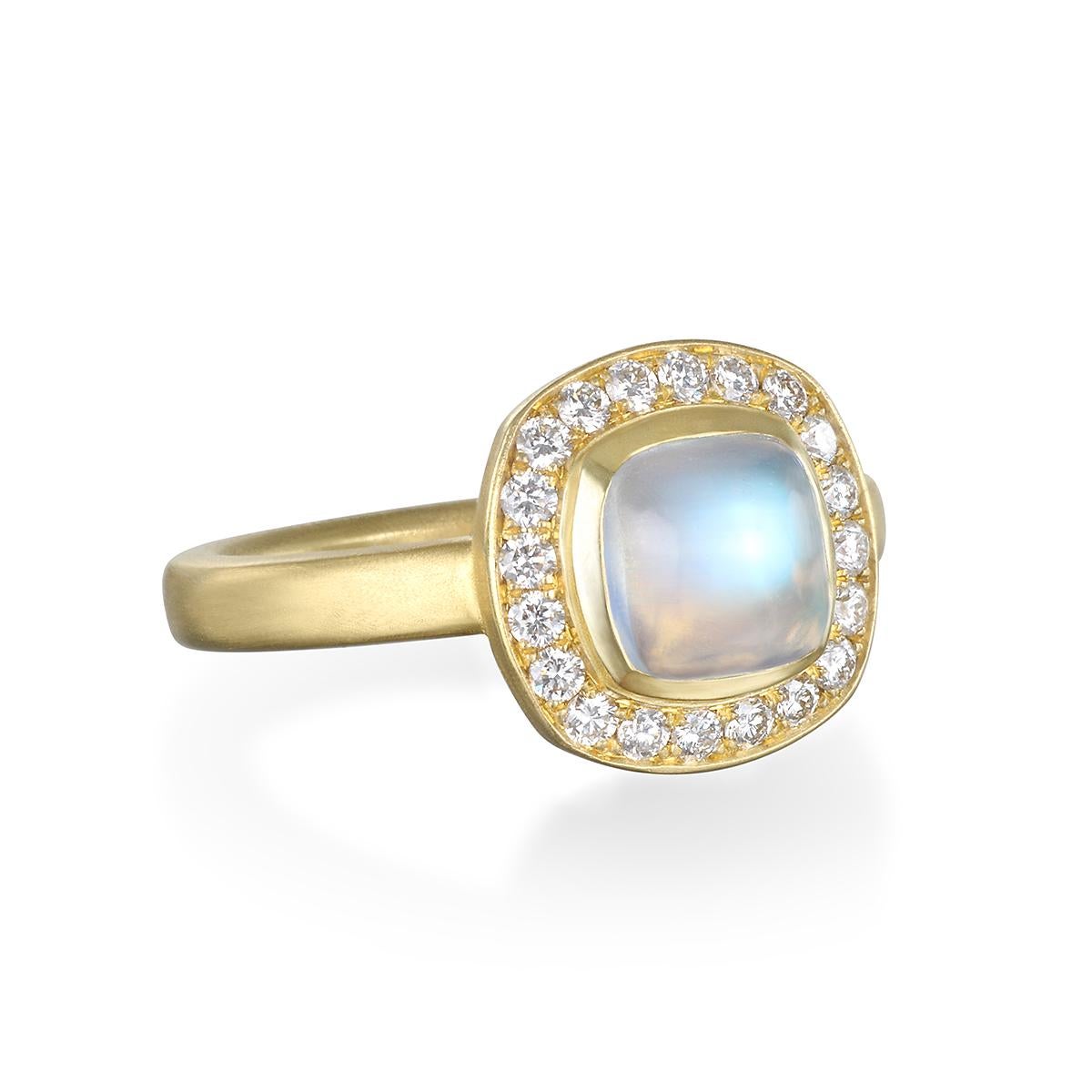 18k Gold Diamant Halo Blauer Mondstein Ring

Größe 7.25

Mondstein 2.40 Karat

Diamanten .34 tcw

Ein fesselndes Design, das den Glanz des blauen Mondsteins hervorhebt, akzentuiert durch einen funkelnden Halo aus Diamanten. Das leuchtende Lichtspiel