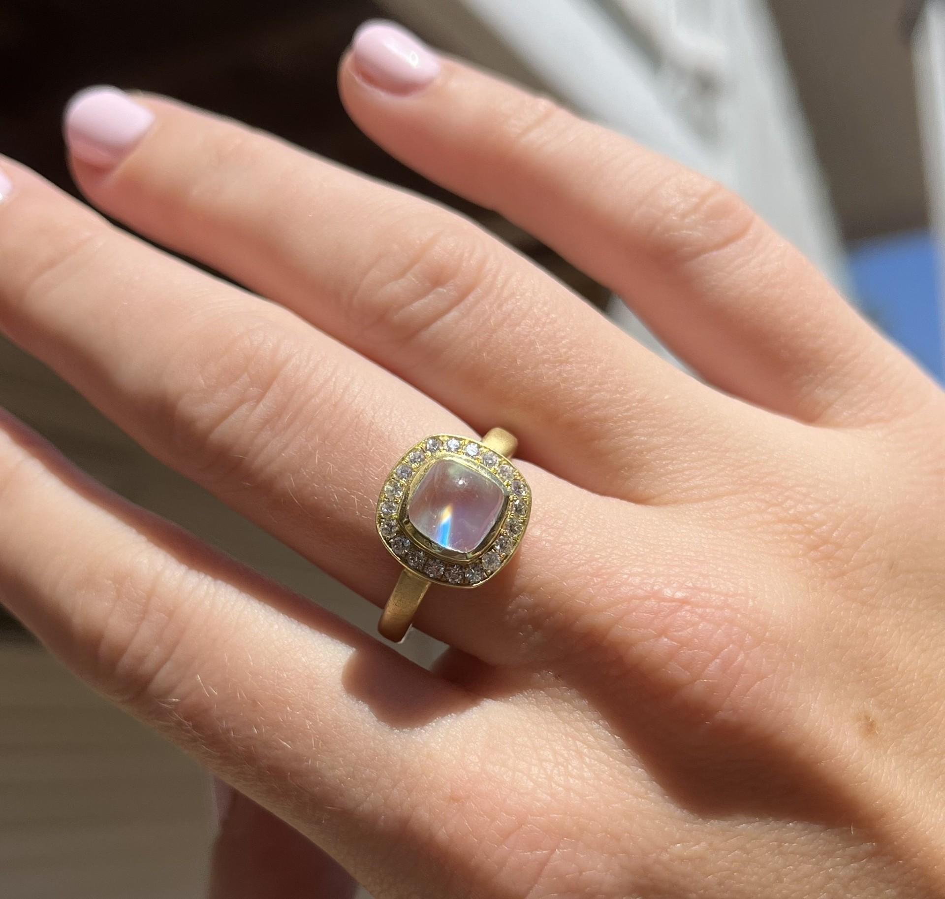 18 Karat Gold Diamant Halo Blauer Mondstein Ring (Zeitgenössisch) im Angebot