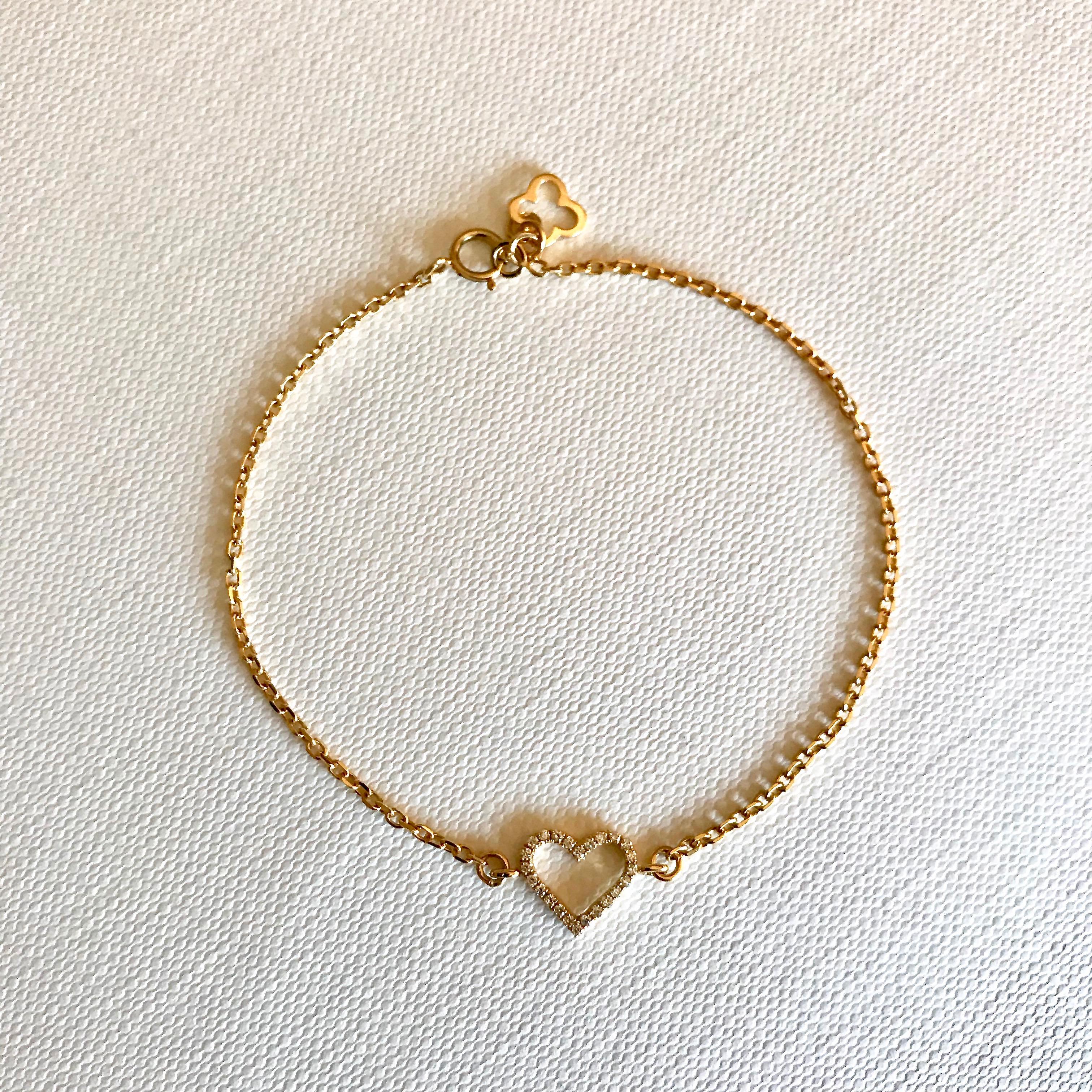 Modern 18 Karat Solid Yellow Gold White Diamond Heart Charm Chain Bracelet Bangle  For Sale