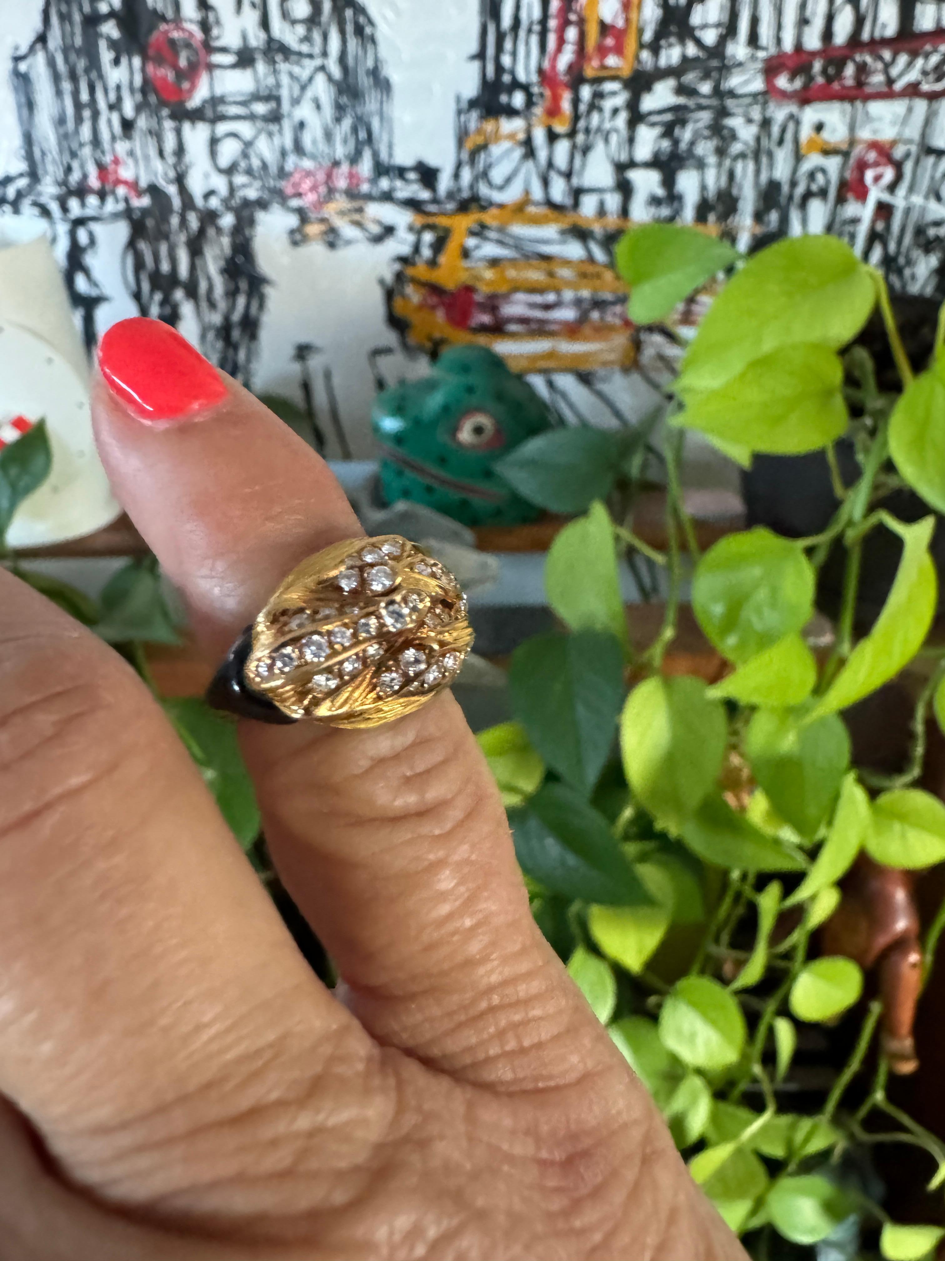 Anello con diamante in oro 18 carati con pappagallo cacatua in vendita 4