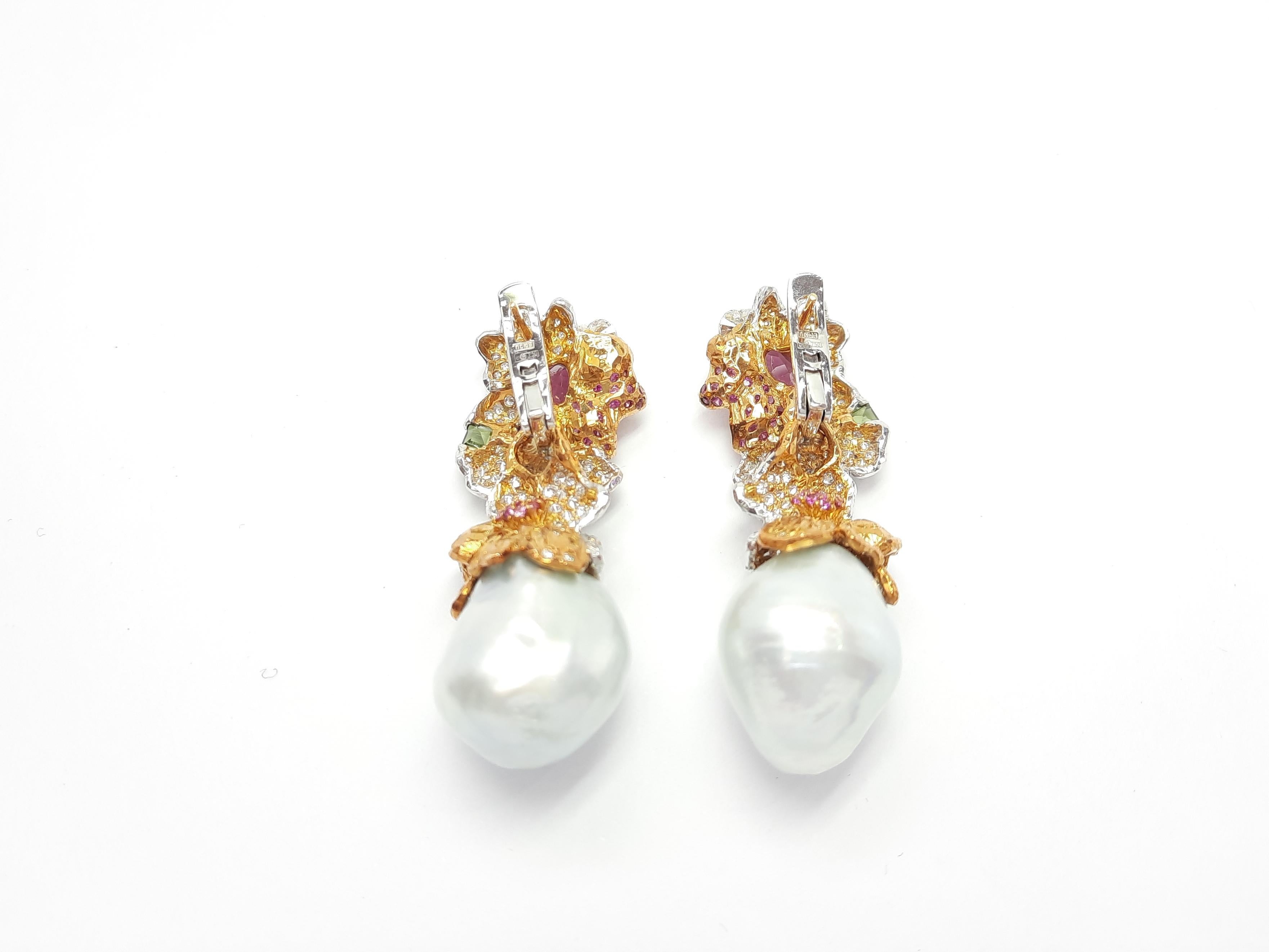 Ohrringe aus 18 Karat Gold mit Diamanten und Perlen, handgefertigt (Rundschliff) im Angebot