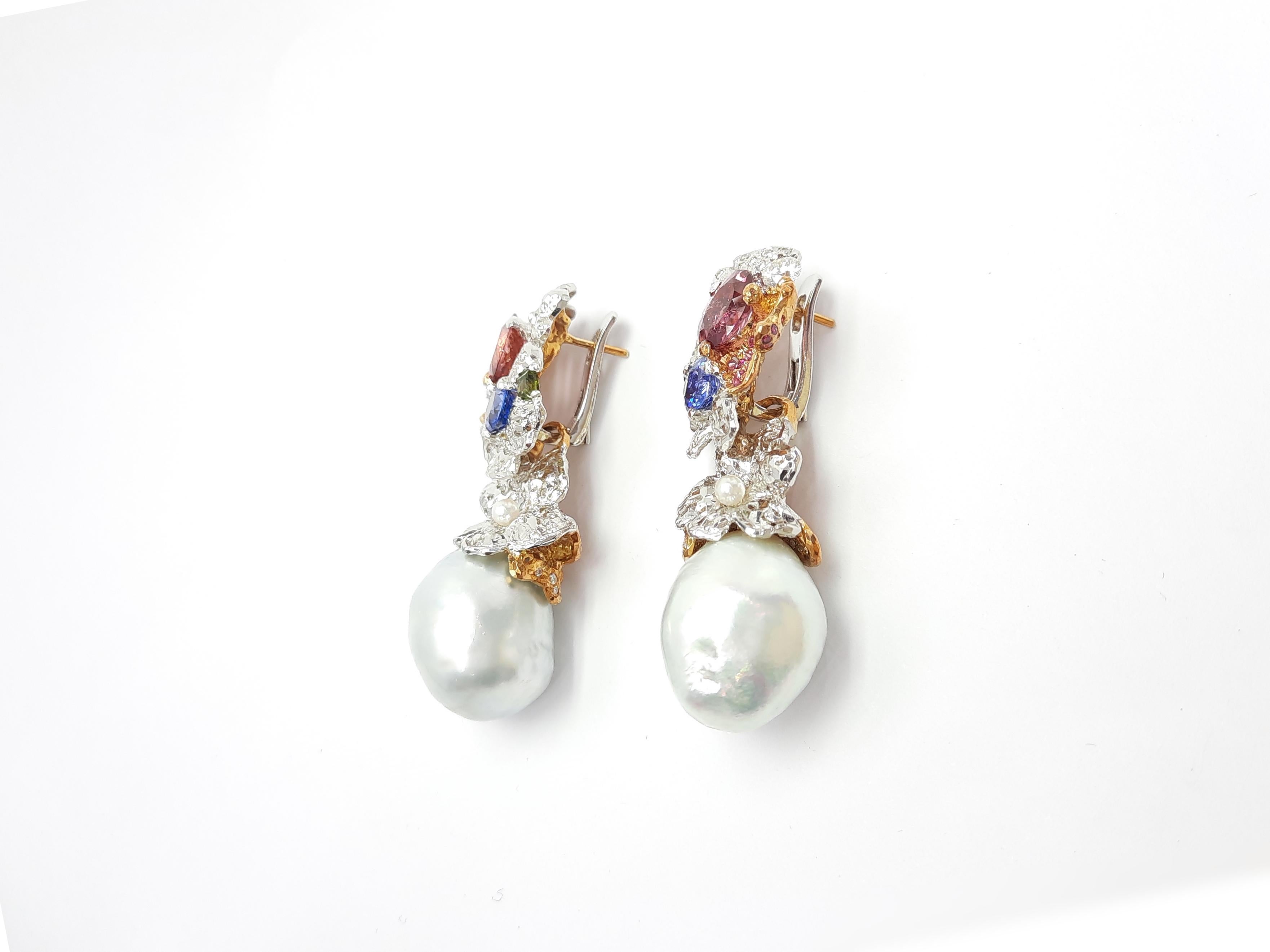 Ohrringe aus 18 Karat Gold mit Diamanten und Perlen, handgefertigt im Zustand „Hervorragend“ im Angebot in Hong Kong, HK