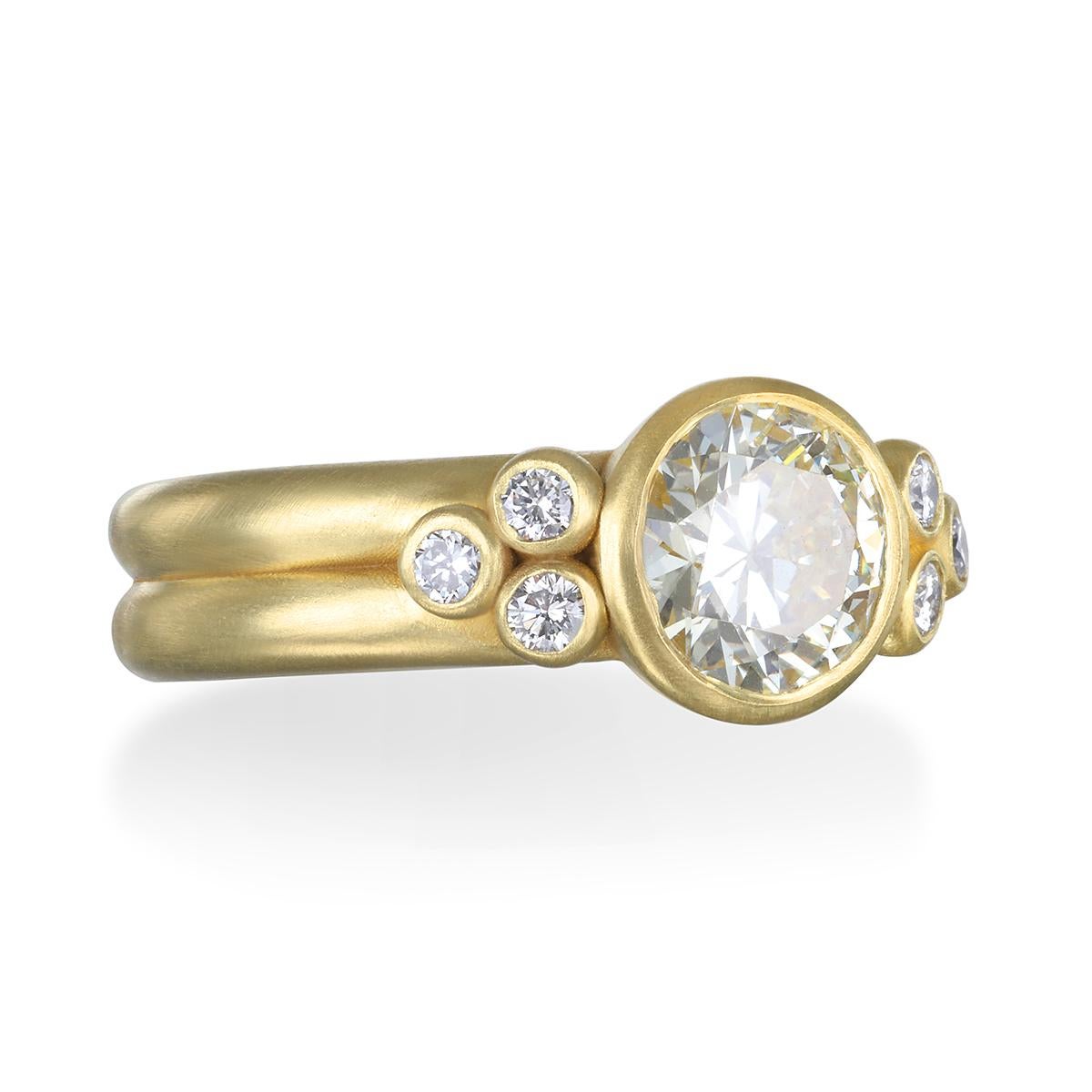 18k Bague à diamants ronds taillés en brillant double branche avec détail de triple granulation de diamants

Taille 7

Pierre centrale 1,50 carats

Pierres latérales .18 tcw

Couleur K.K., Clarté VS

Largeur 5,8 mm

RN525