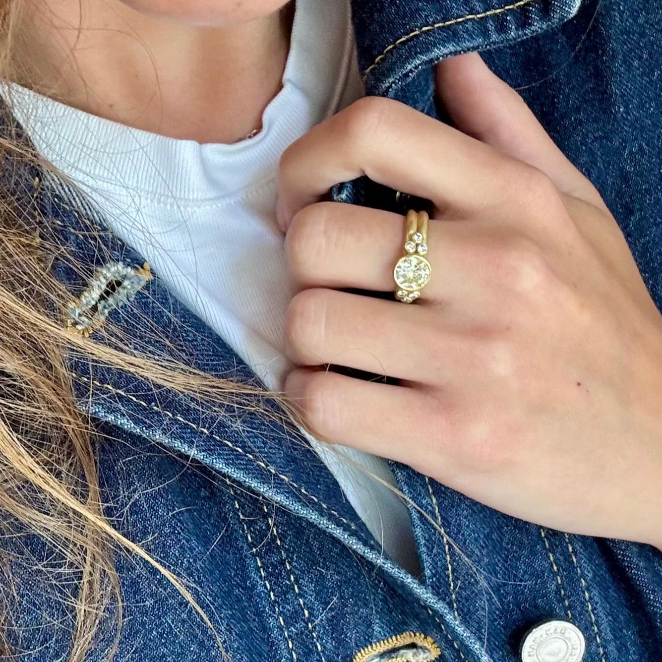 Contemporain Bague en or 18 carats avec diamant en vente