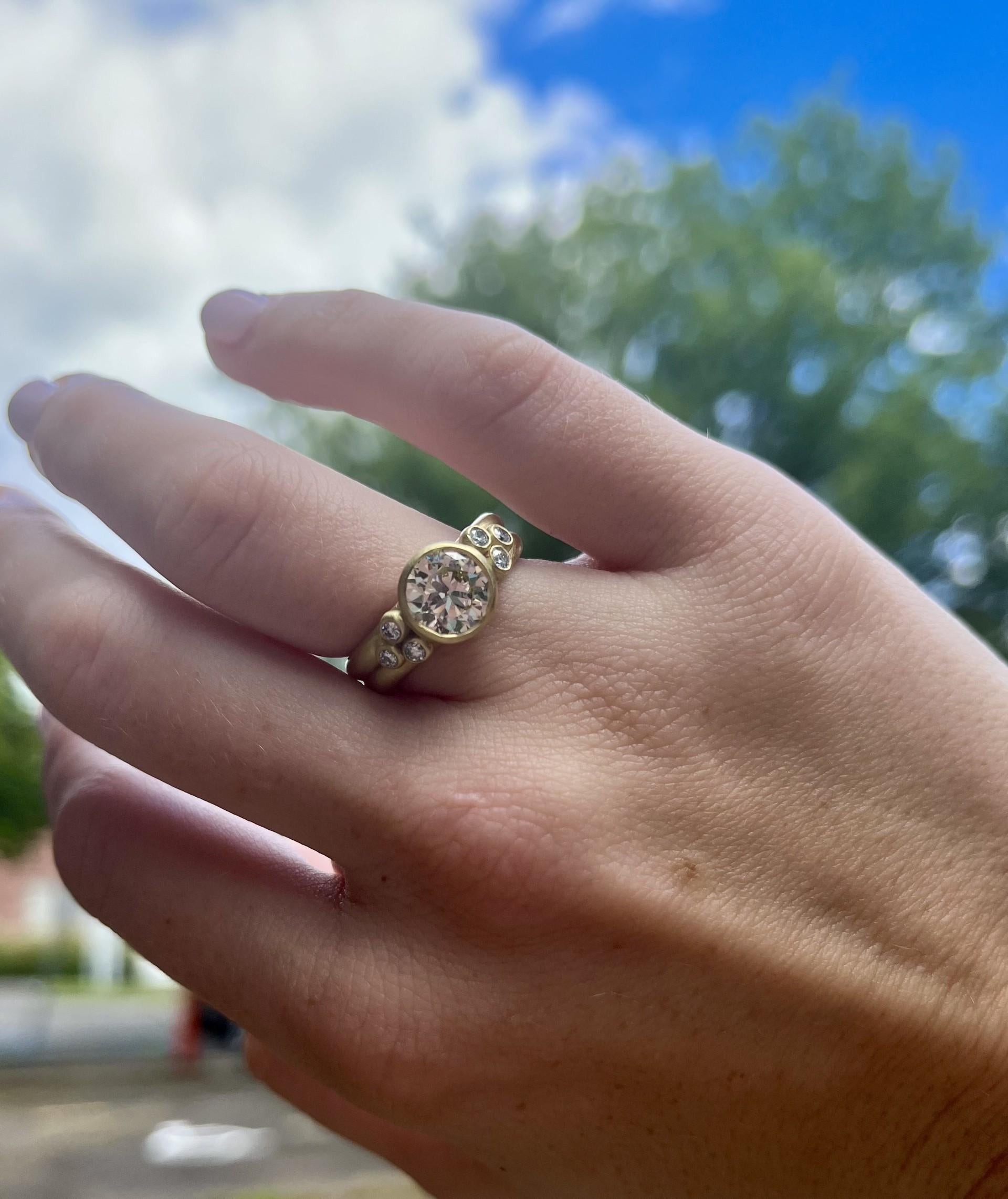 Taglio rotondo Anello con diamante in oro 18 carati in vendita
