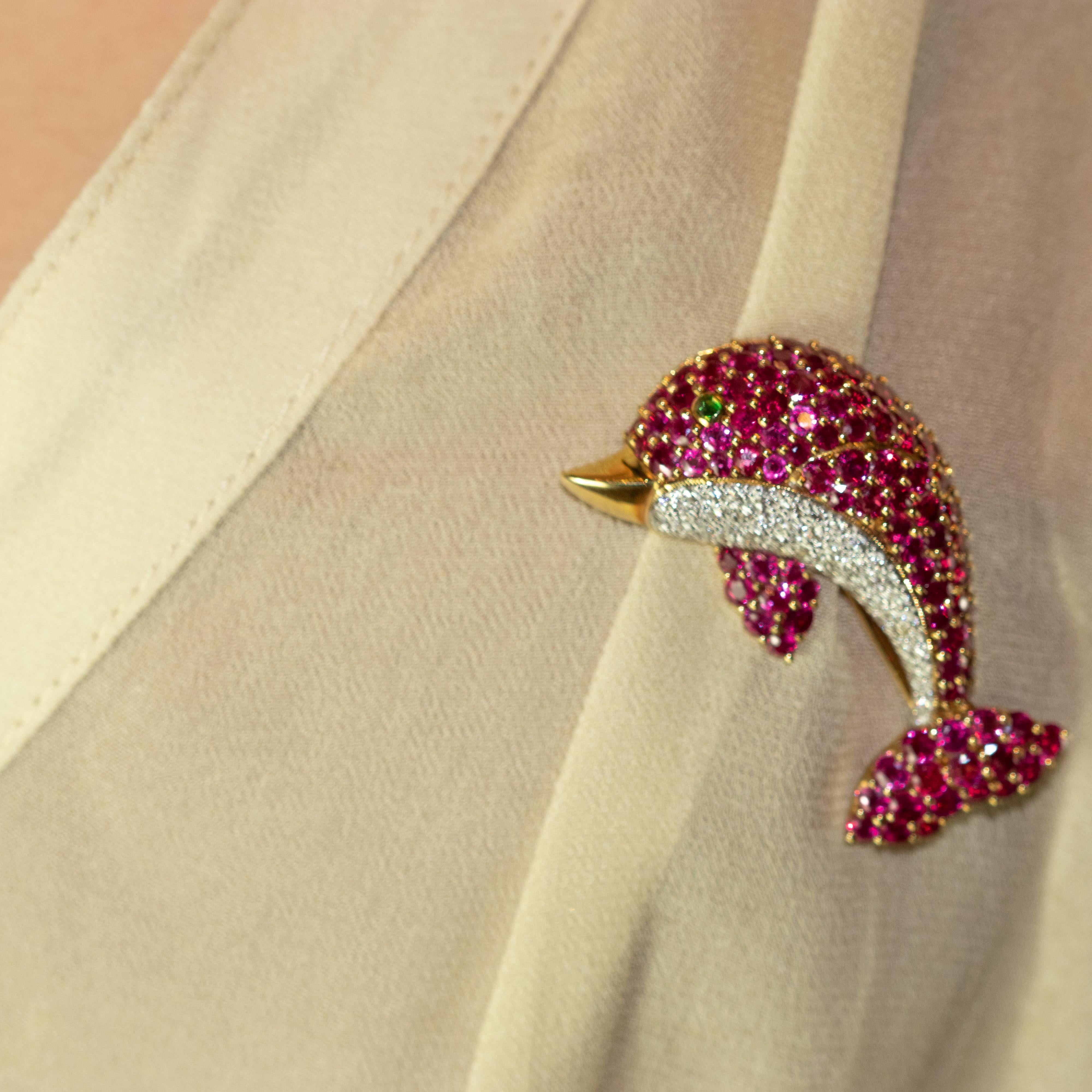 18 Karat Gold Diamond Ruby Emerald Pave Pink Dolphin Pin Clip Colorful Brooch In New Condition In Milano, IT