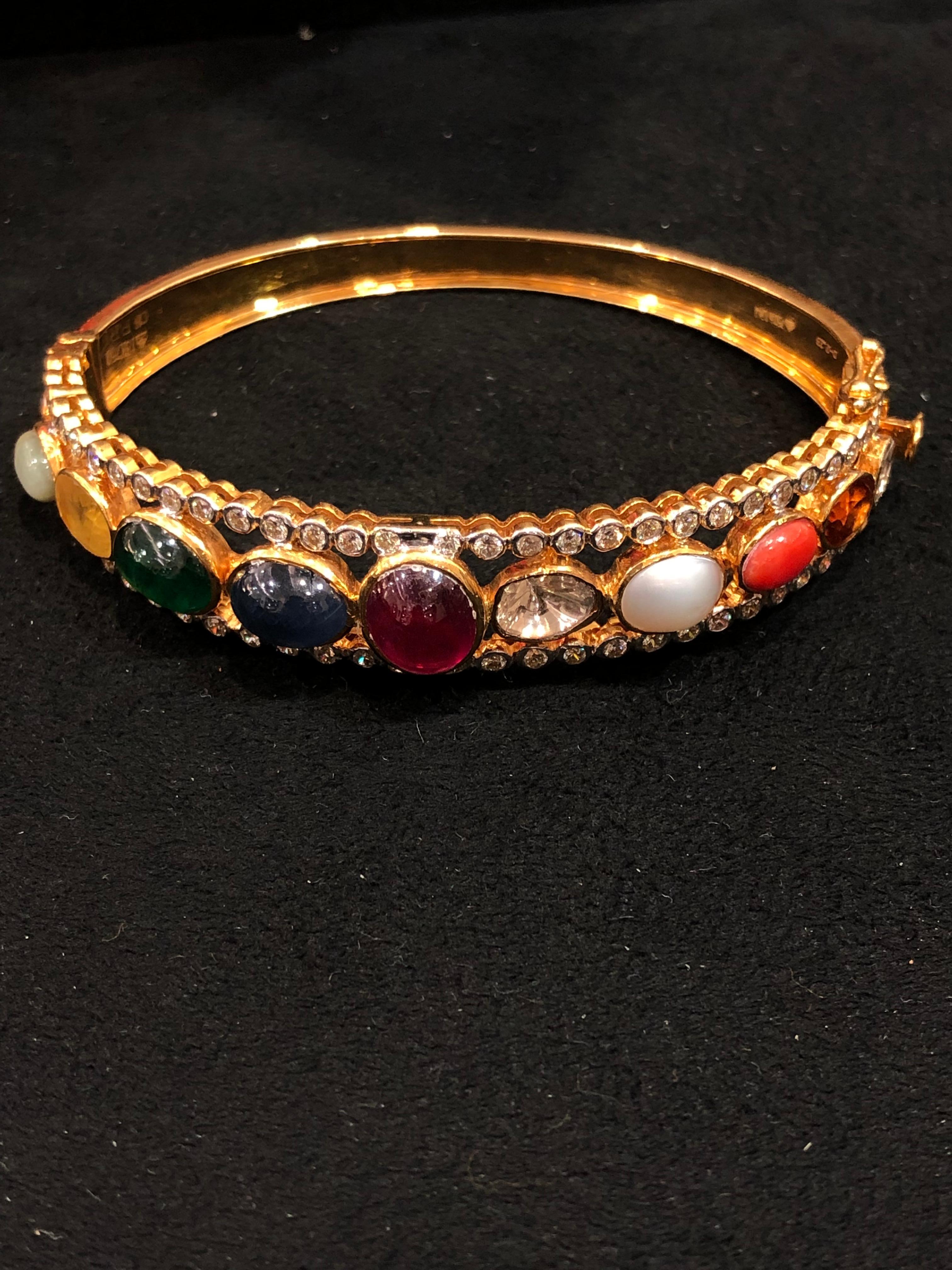 18 Karat Gold Granat Smaragd Saphir Saphire Katzenperle Koralle Rubin Diamant-Armband (Zeitgenössisch) im Angebot
