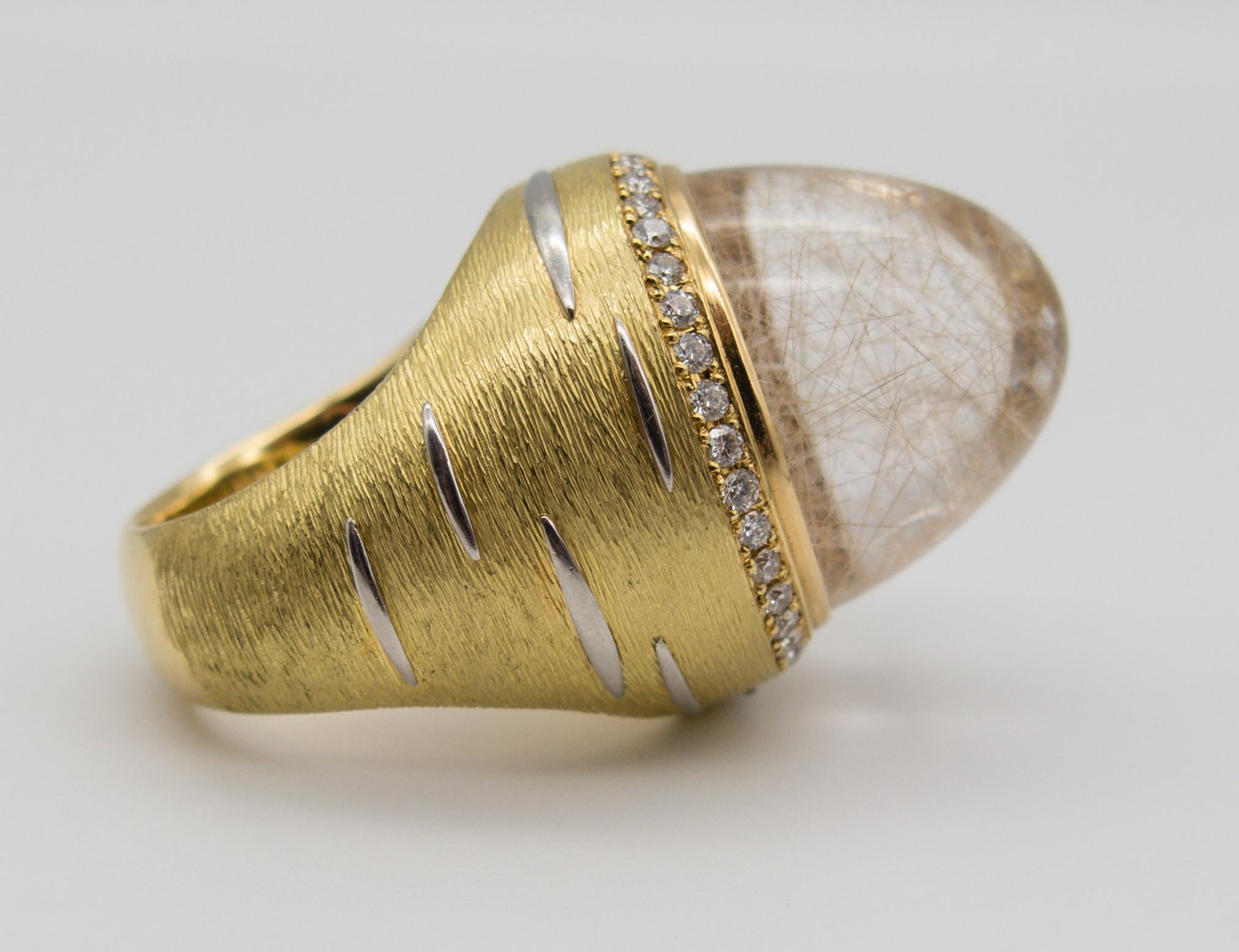 Moderniste Bague dôme en or 18 carats avec diamants et cristal de roche rutile en vente