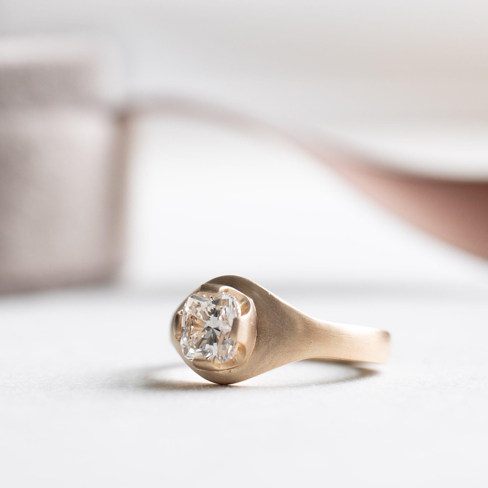 Im Angebot: 18 Karat Gold Diamant Siegelring, GIA-zertifizierter 1 Karat Diamant-Cocktailring () 3